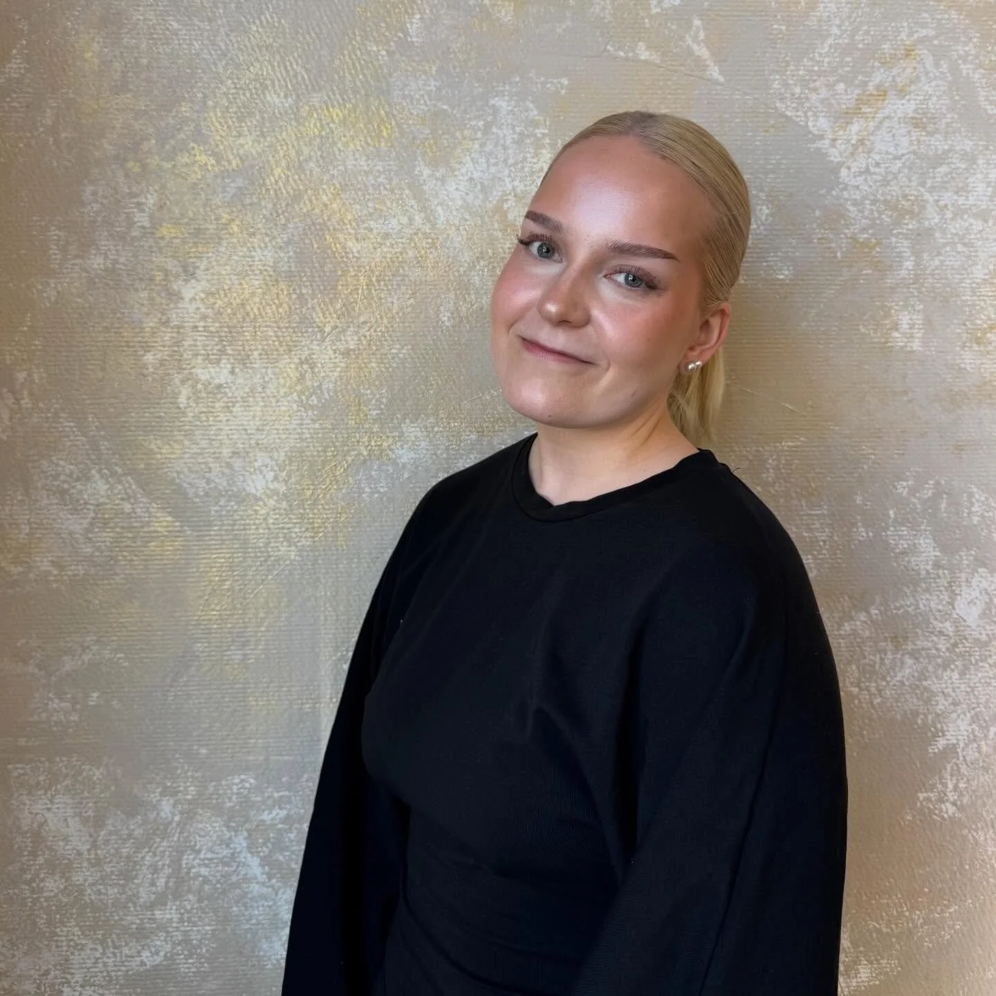 Tervetuloa Susanne meille ✨

Susanne on kolmannen vuoden opiskelija ja valmistuu jo toukokuussa ✨

H&auml;n tekee asiakast&ouml;it&auml; harjoittelijahinnoin -20%

Nyt on t&auml;ydellinen hetki tulla h&auml;nen penkkiin ✂️

Aikoja voit varata timmast