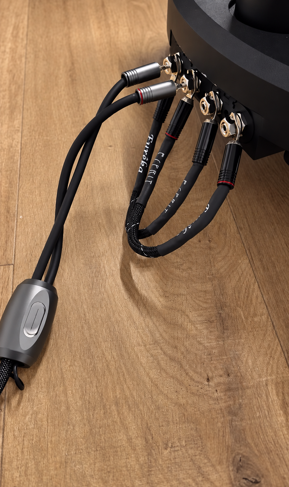 Connexions hi-fi sur parquet en bois.png