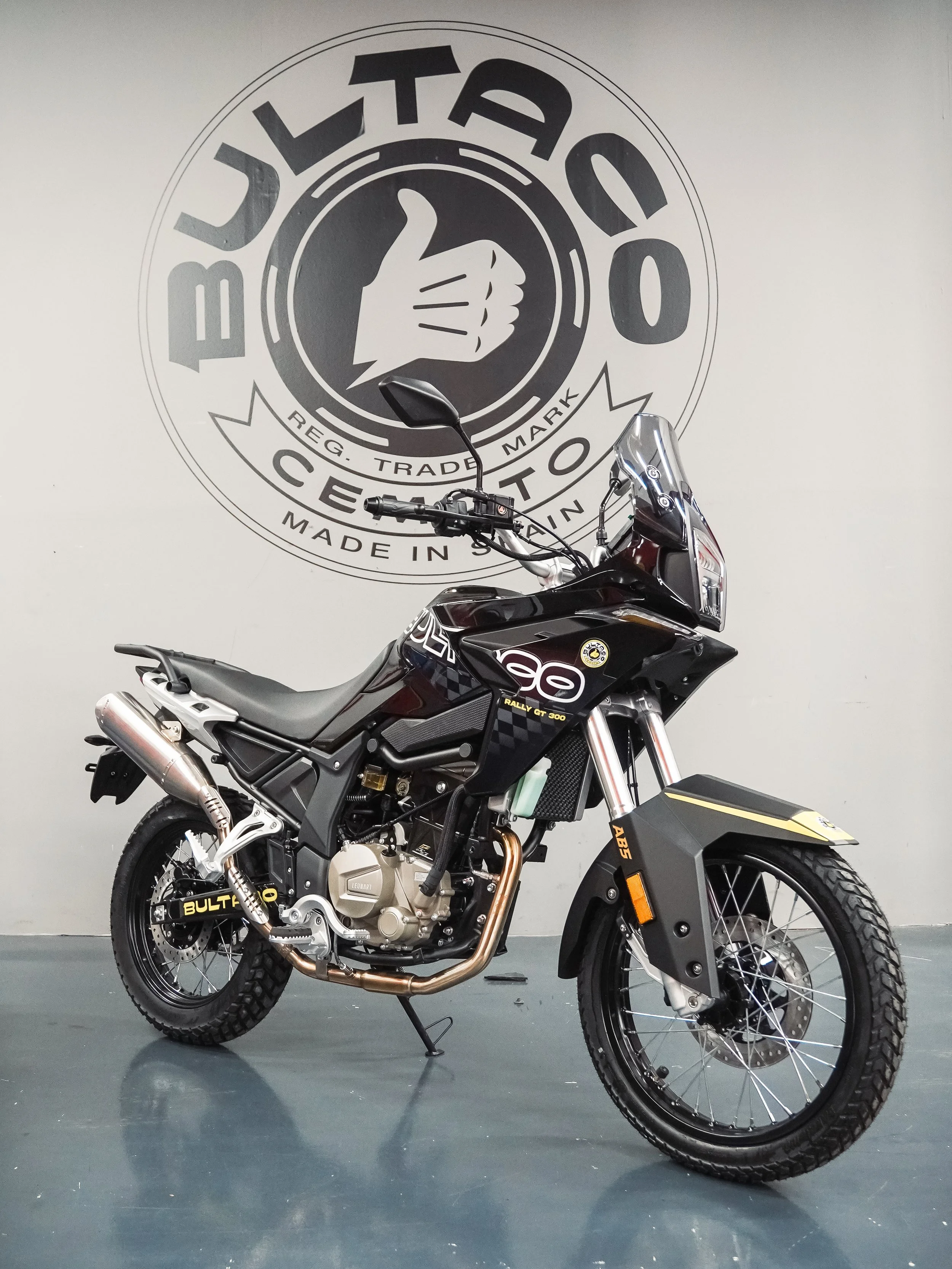 Bultaco Rally GT 300 negra con rueda delantera de 19 pulgadas