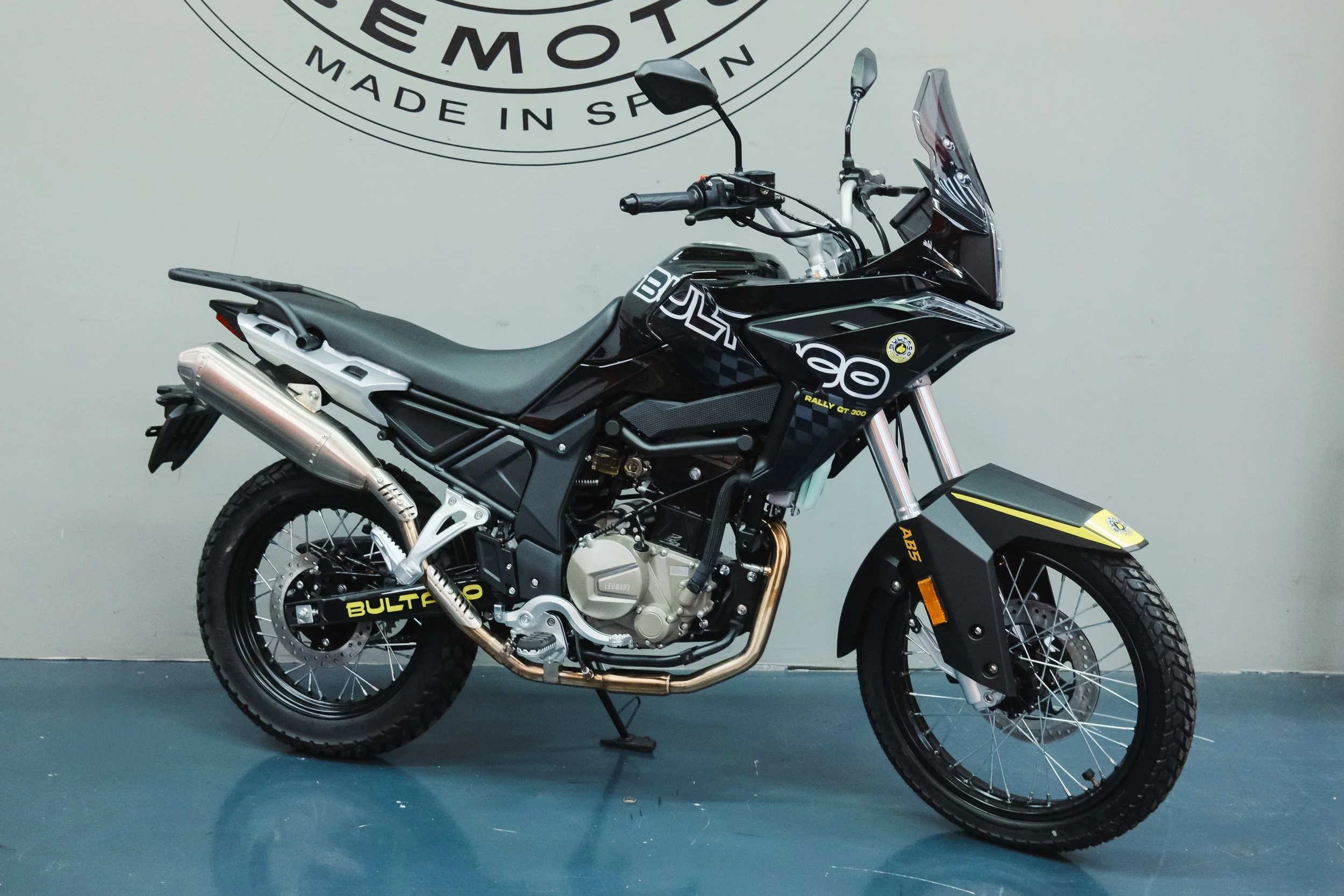 Bultaco Rally GT 300 negra, vista lateral con rueda delantera de 19 pulgadas