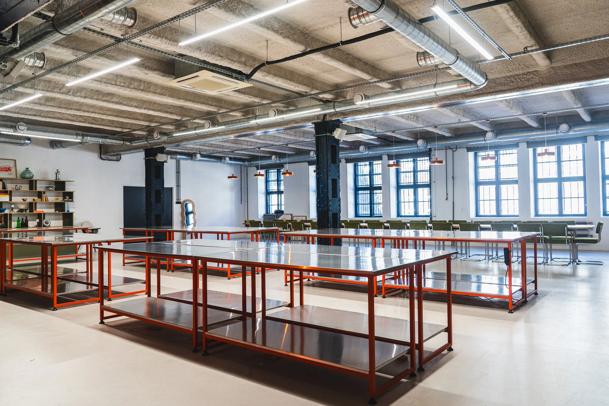 	
Studio warsztatów kulinarnych w stylu industrialnym z 32 stanowiskami do gotowania.