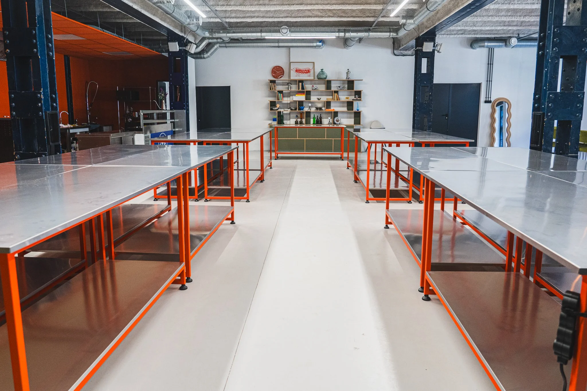 	
Studio warsztatów kulinarnych w stylu industrialnym z 32 stanowiskami do gotowania.