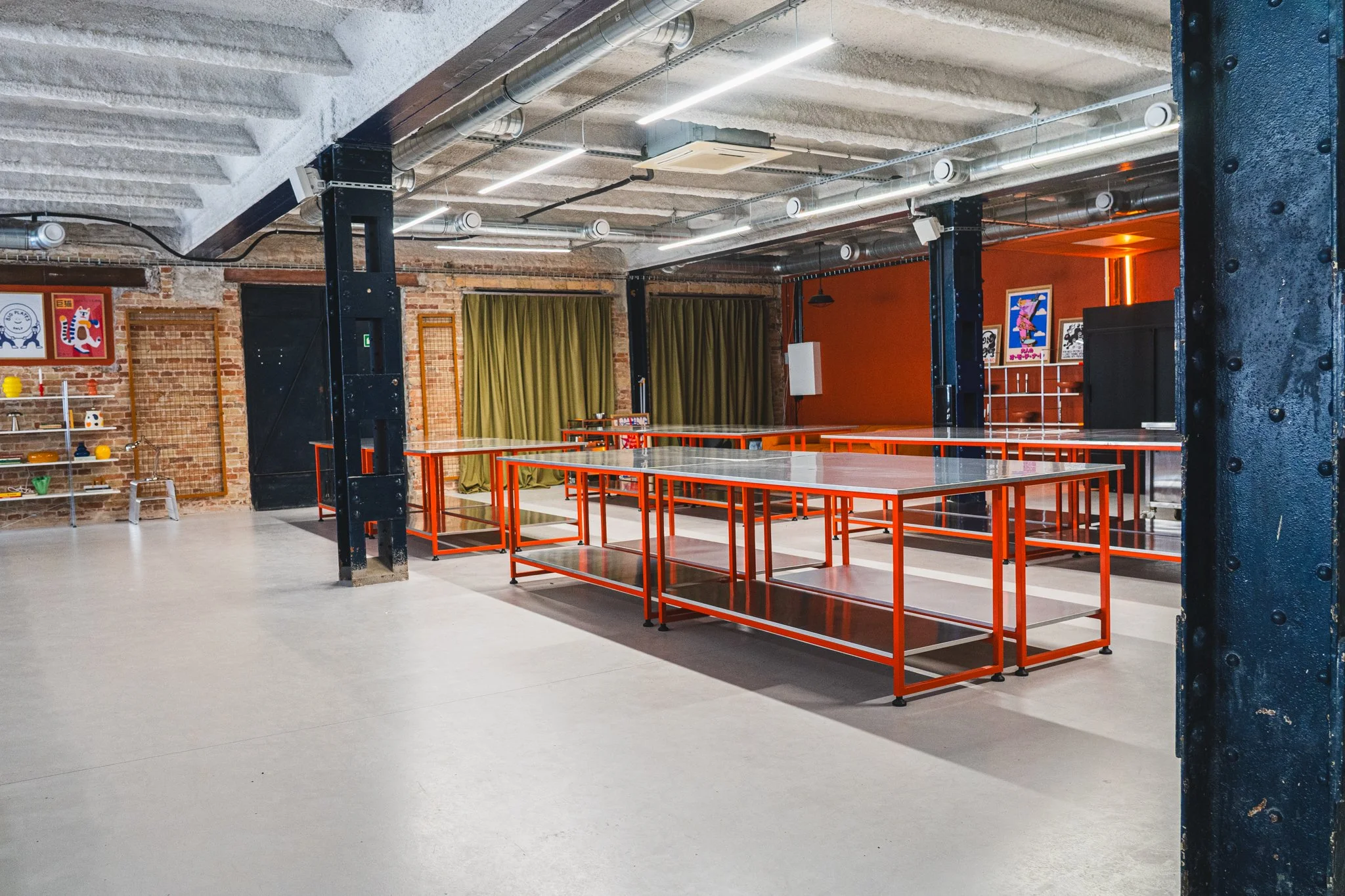 	
Studio warsztatów kulinarnych w stylu industrialnym z 32 stanowiskami do gotowania.