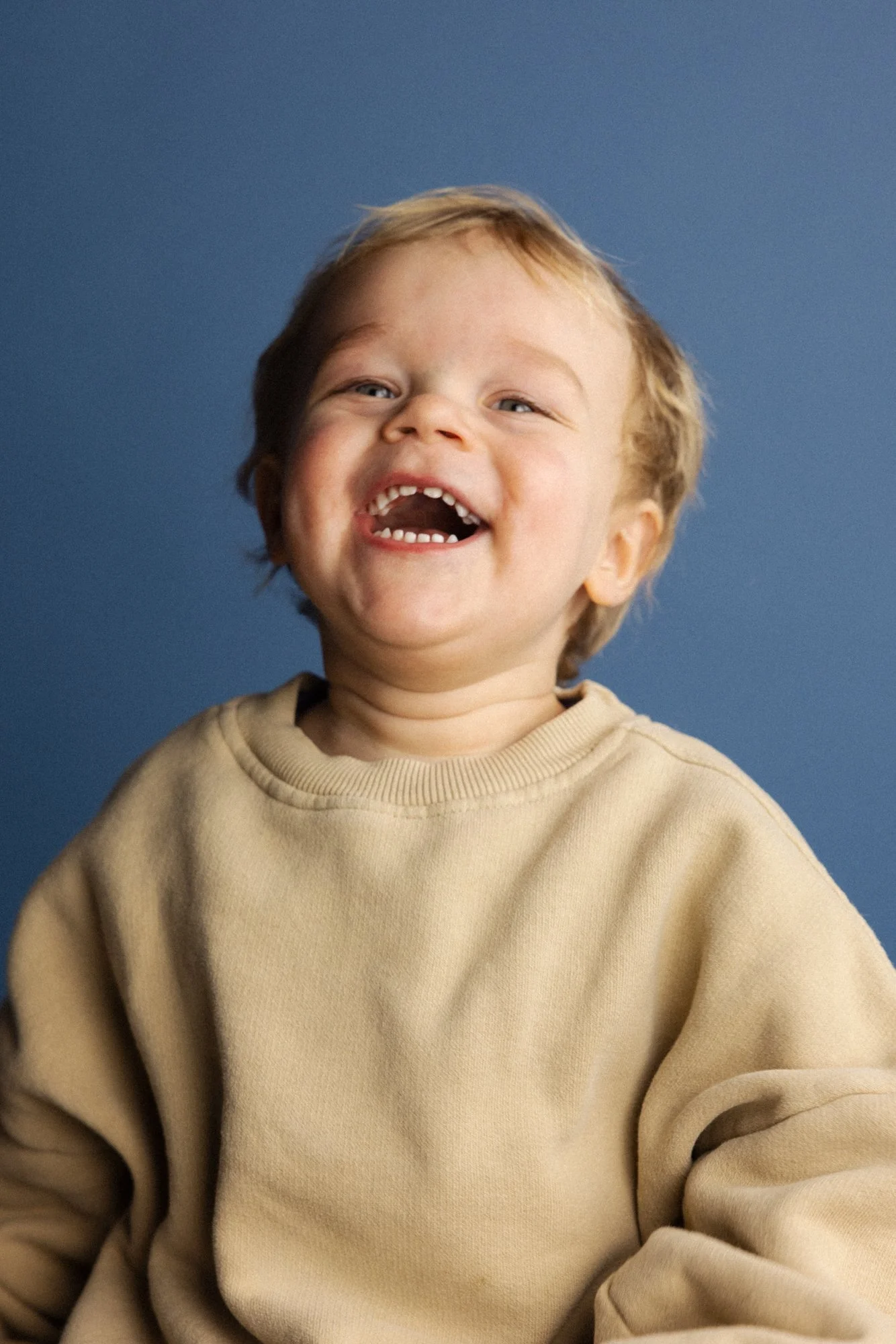 Portret van Tygo op blauwe achtergrond in fotostudio
