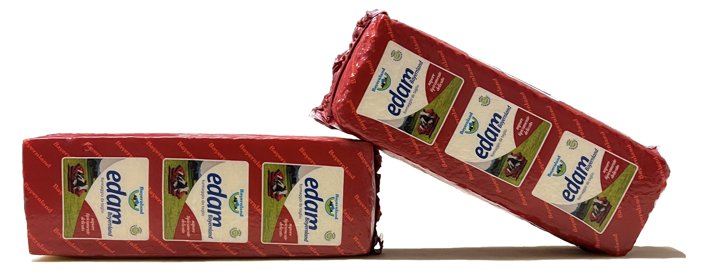 Due formaggi Edam in confezioni di plastica rossa con etichette che mostrano immagini di pascoli verdi e mucche, uno appoggiato su un tavolo.