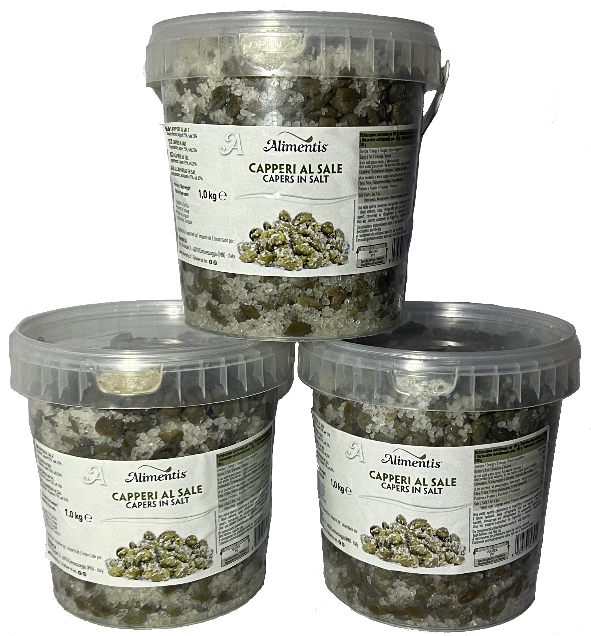 Tre contenitori di capperi in sale, uno posizionato sopra gli altri due, etichetta in italiano e inglese, peso 1 kg, con capperi verdi e sale.