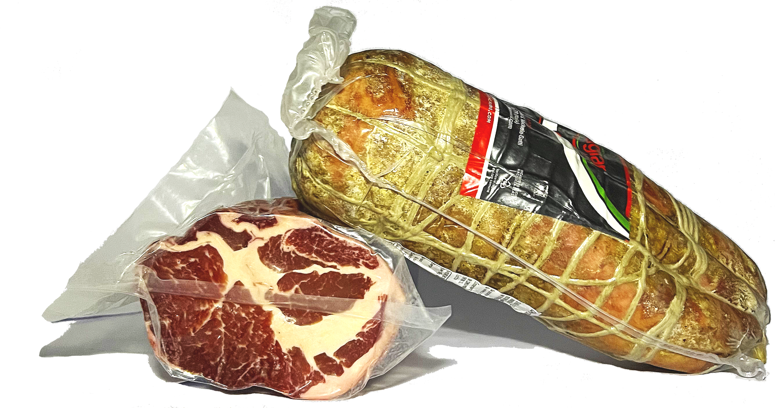 Carne di manzo in una busta trasparente e un salame in un involucro trasparente su un piano