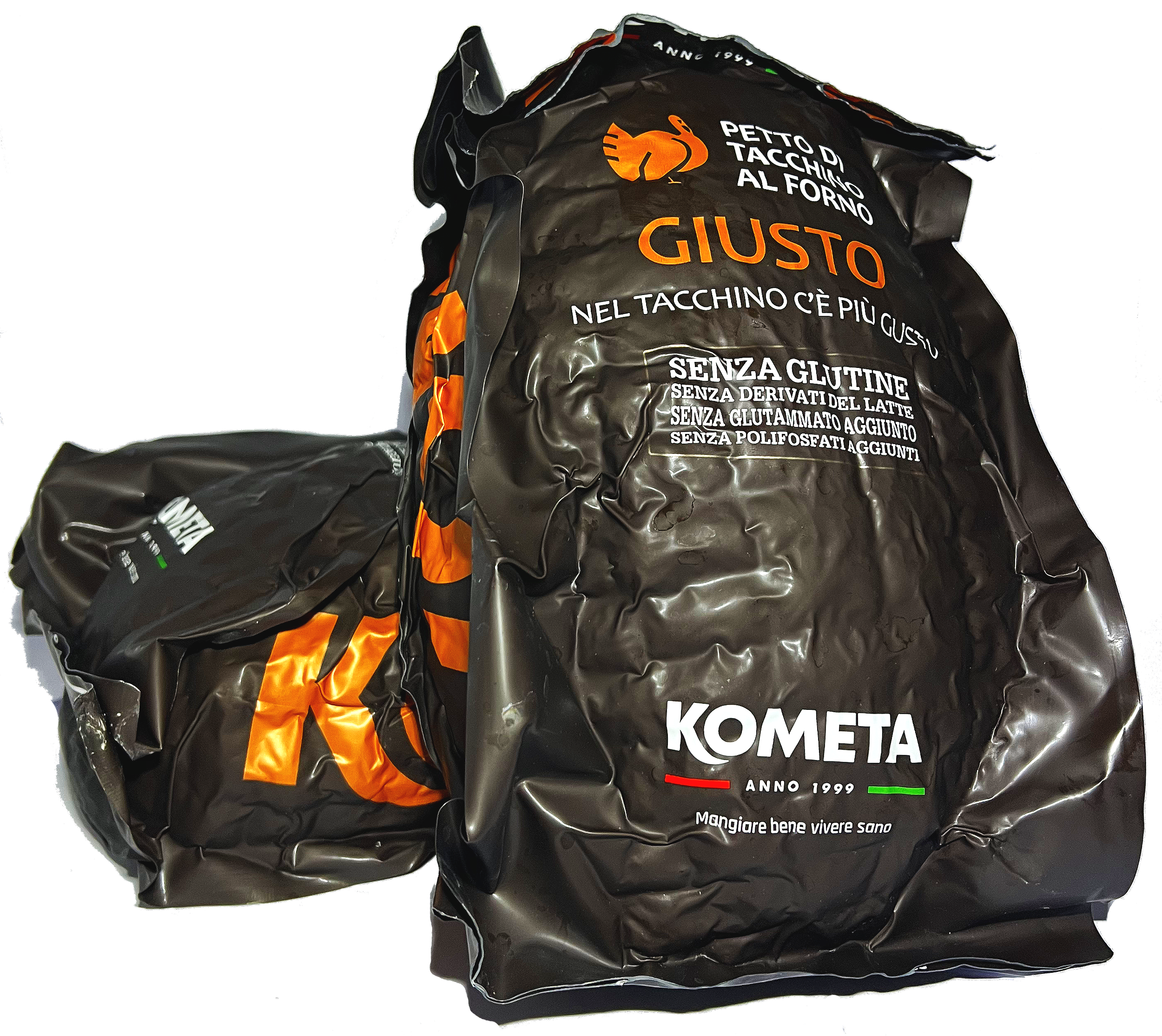 Confezioni di carne di tacchino affumicato in sacchetti neri con scritte in italiano, tra cui 'Petto d Tacchino al Forno', 'Giusto', e 'KOMETA', con dettagli sulla produzione e senza glutine.