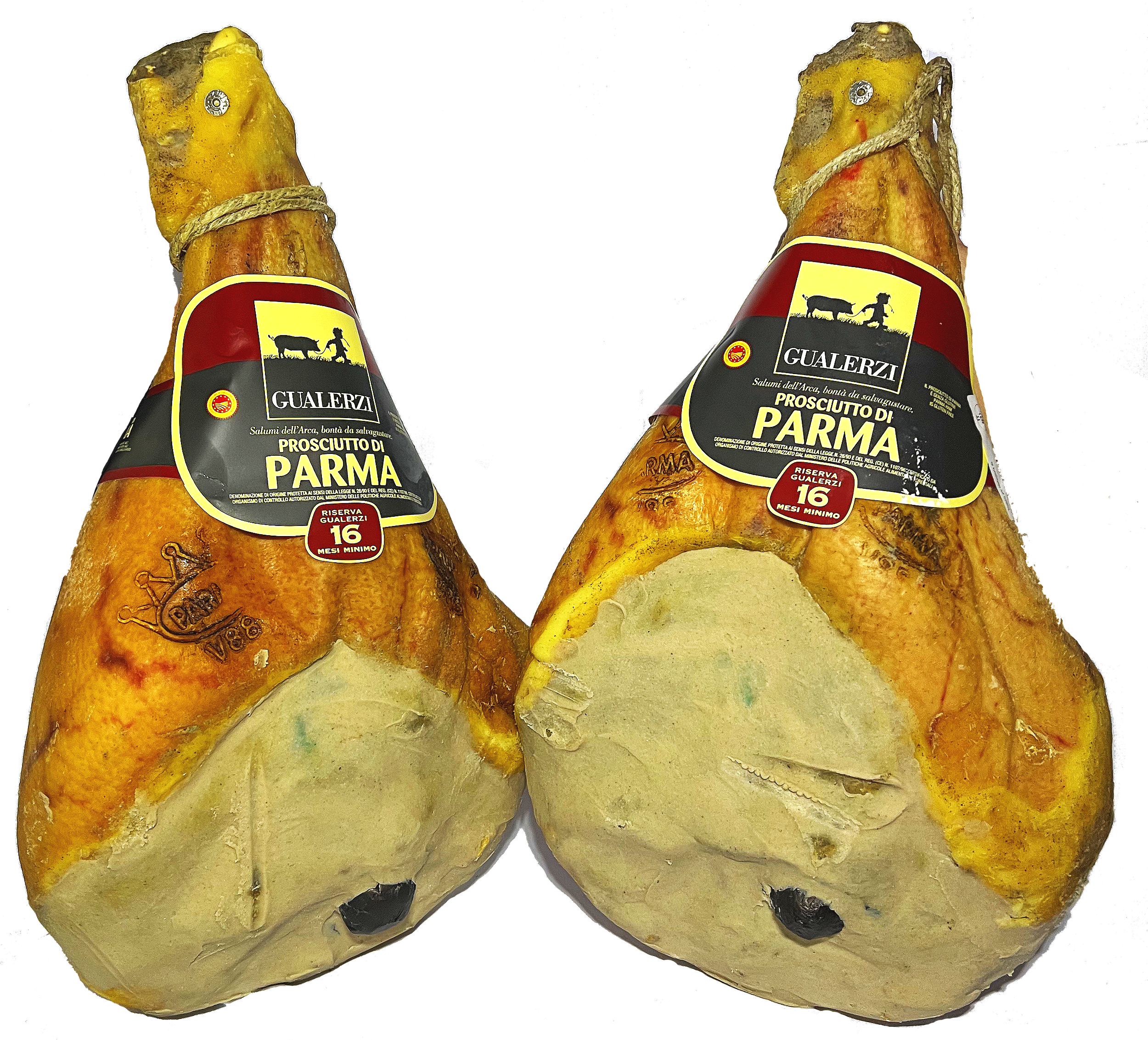 Prosciutto di Parma Gualerzi, due pezzi con etichette, mostra la parte con osso, pelle gialla e etichetta nera, rossa e gialla, sull'alto del prosciutto.