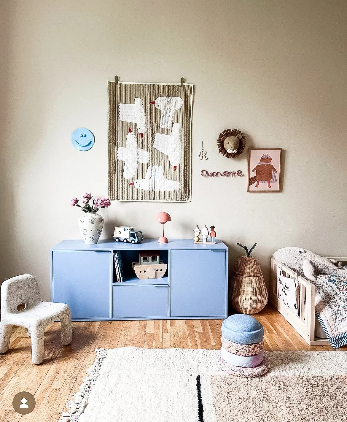 Chambre d’enfant rénovée à Lausanne avec lit intégré, rangements optimisés et palette de couleurs apaisante.