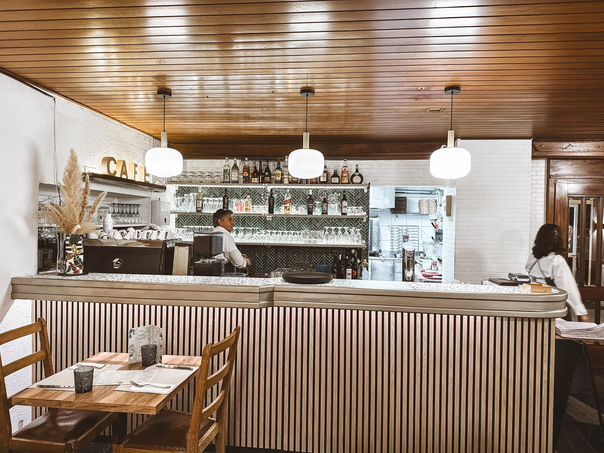 Projet de design d’intérieur du restaurant à Lausanne, rénovation complète et aménagement sur mesure par architecte d’intérieur.