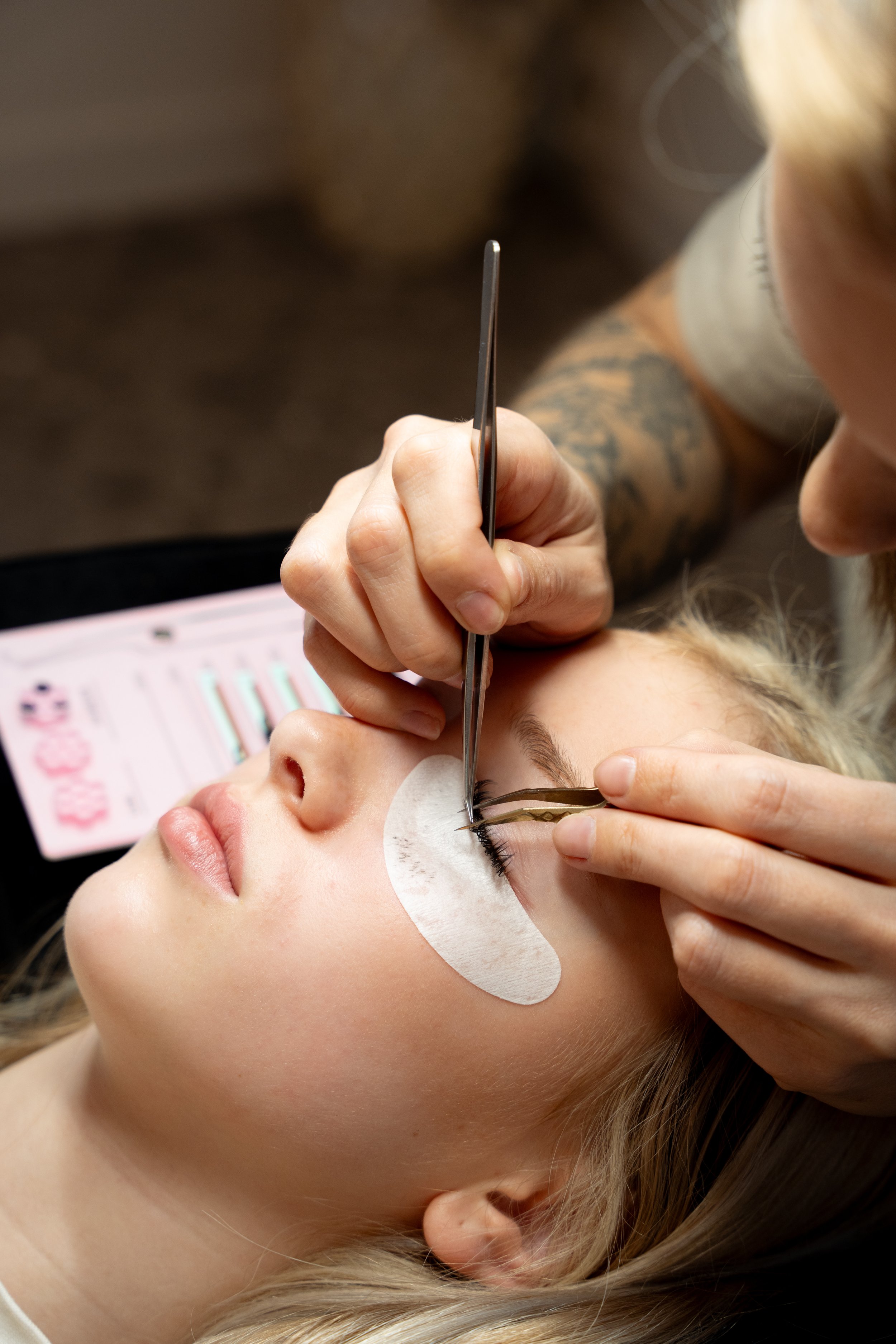 Een oogverzorging op een vrouw met wimpers en oogmake-up, uitgevoerd door een beautyspecialist.