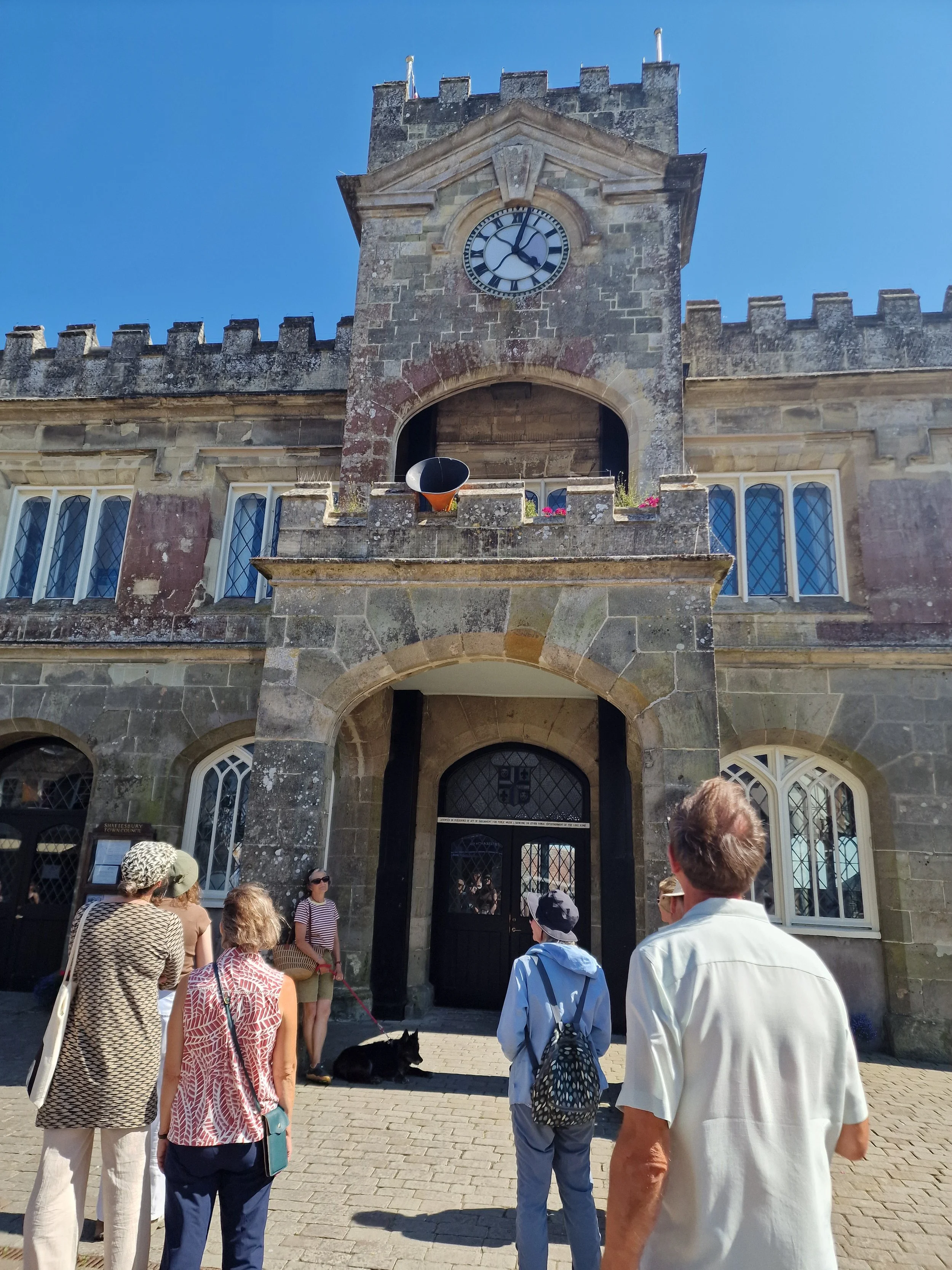 Not A Cuckoo Clock, developed by Aliceson Green in collaboration with the family of the late Nick Crump, brings together his seahorn instrument and his recordings of local birdsong. The sculpture perched on the Town Hall balcony.