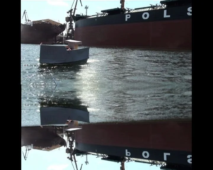 statek pomnik mirror.jpg