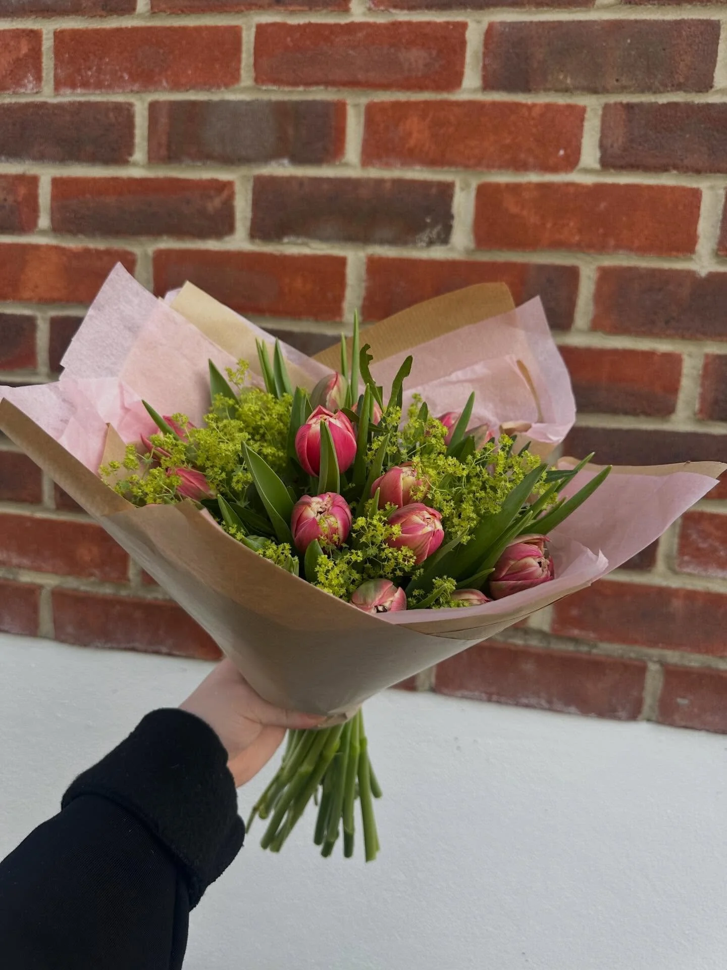 Spring in a bouquet 🌷

Soft coral tulips paired with fresh lady&rsquo;s mantle and lush foliage &mdash; simple, seasonal and naturally beautiful.

One of my favourite combinations at this time of year🩷

#flowerfridays #springflowers #tulips #southa