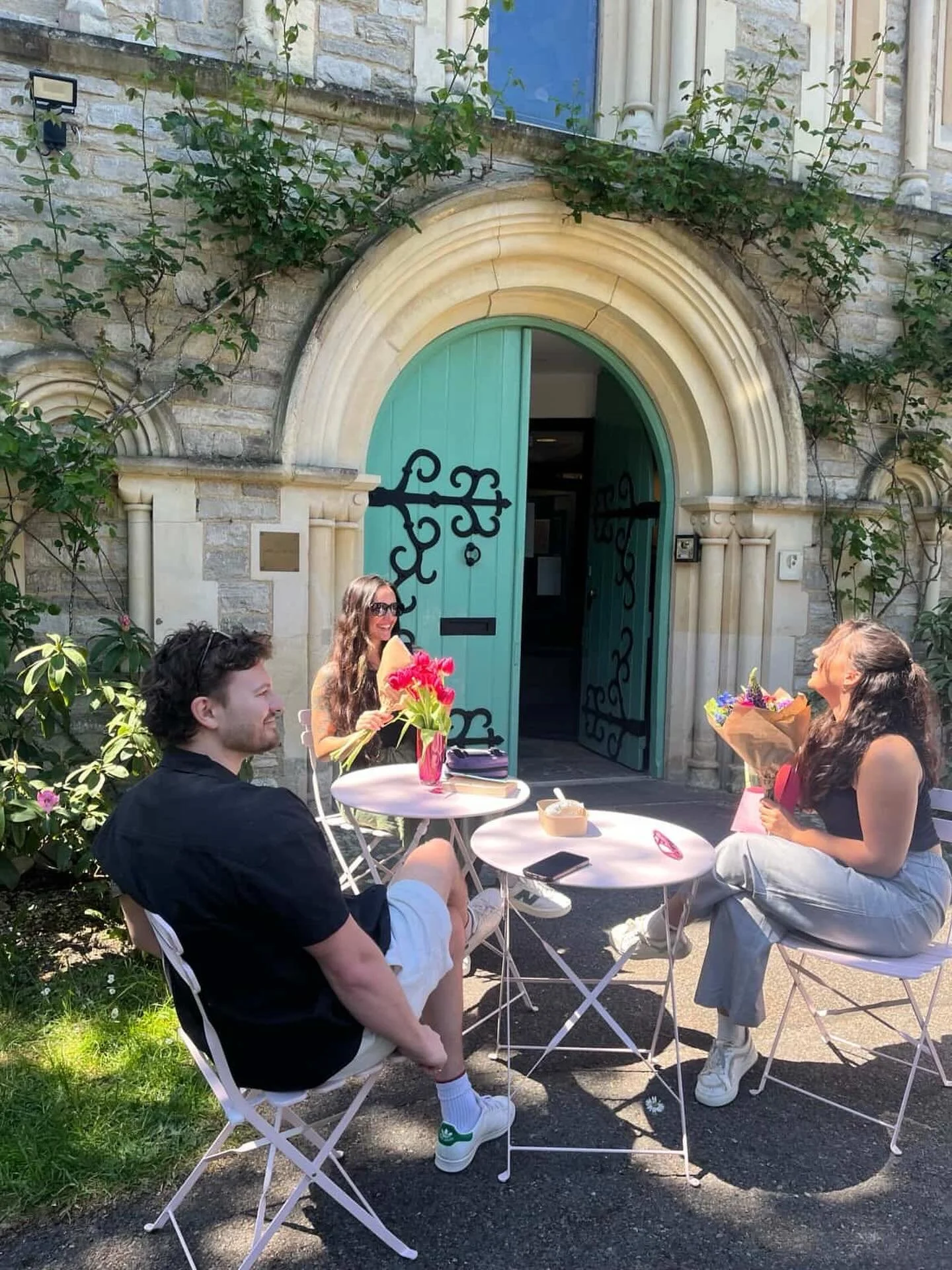 Flowers = happiness. Always. 

DM to order flowers or book Flower Fridays for your next event🌸🌷💘

#flowerfridays #localflorist #eventflorist #southampton #hampshire