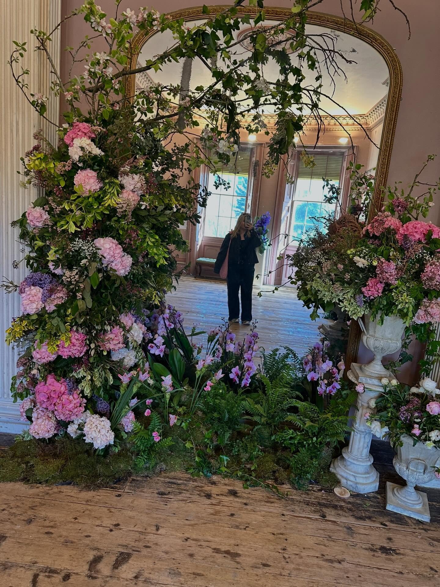 A trip to @thefloraleras_exhibitors on Friday, the afternoon spent admiring other florists amazing work! ✨

Thank you @flowervisionsouthampton for the tickets🥰

#flowerfridays #localflorist #southampton #hampshire