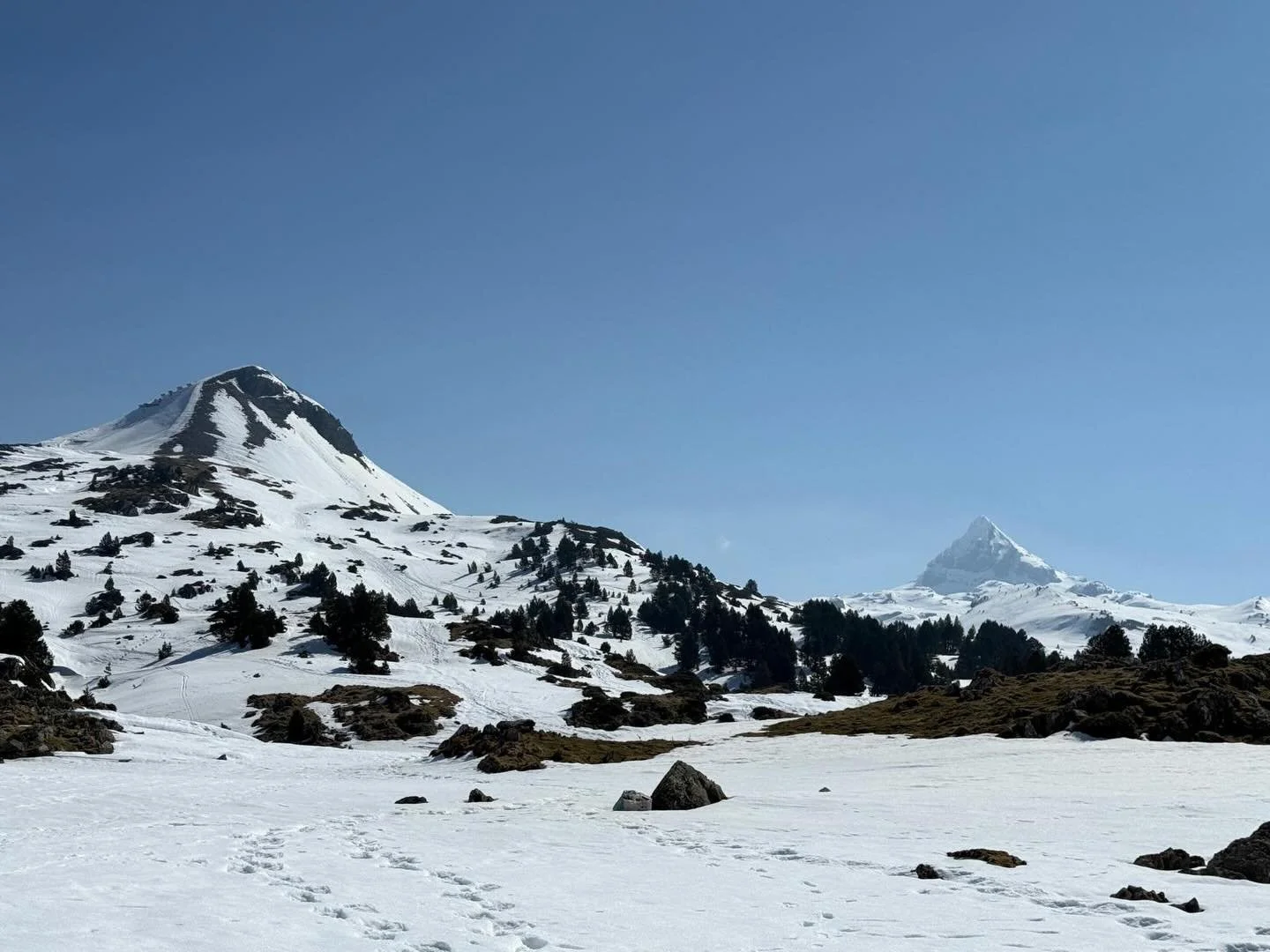 As the spring starts coming, grateful for the still quiet beauty of snow-capped mountains in the Pyrenees ⛄️ ❄️ 🏔️ 

#snowcappedmountains #southwestfrance #pyrenees