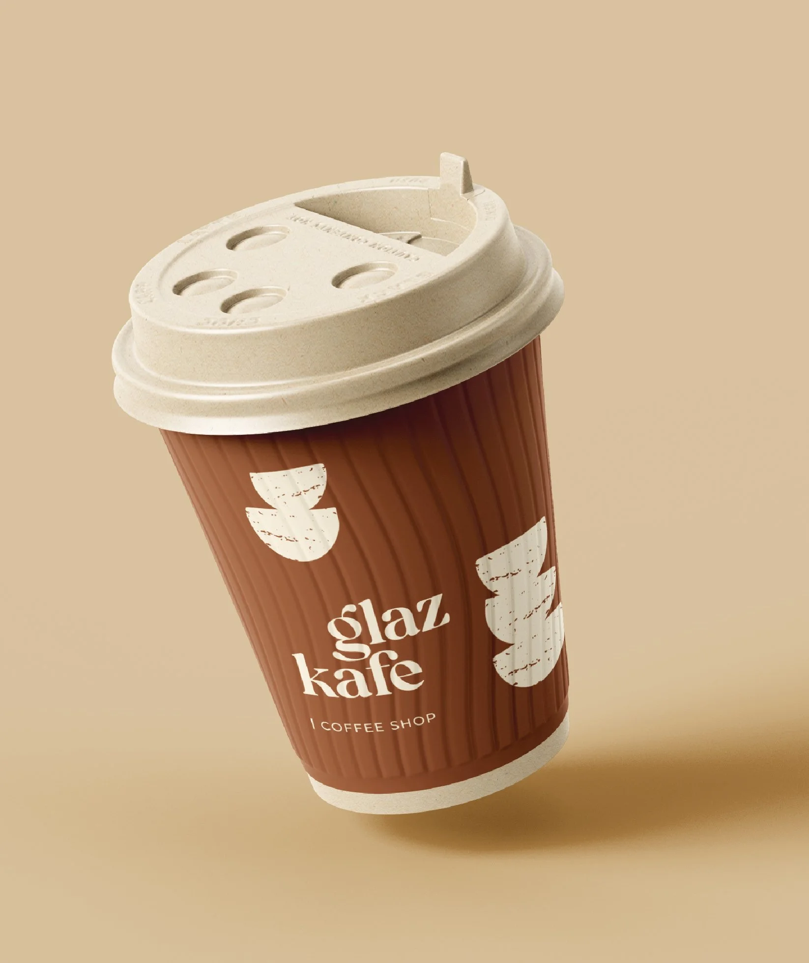Gobelet en papier avec tige pour boire, de couleur marron avec une étiquette blanche et logo, réalisation graphique du studio Hello Jane