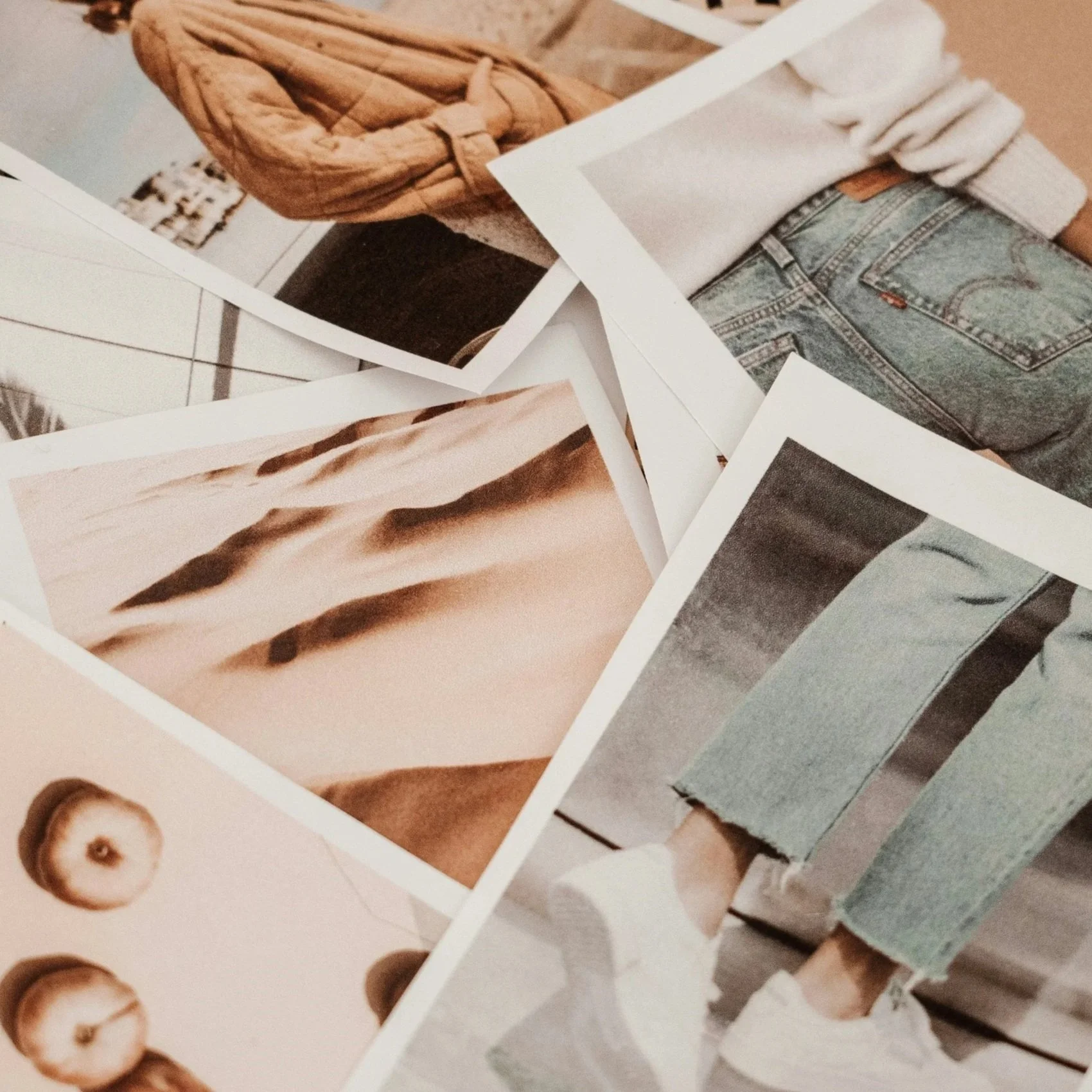 Une collection de photographies empilées montrant des objets variés, notamment des chaussures, des fruits, et des meubles