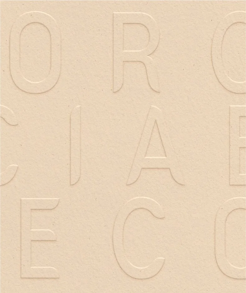 Texture de papier avec lettres en relief, réalisation graphique du studio Hello Jane