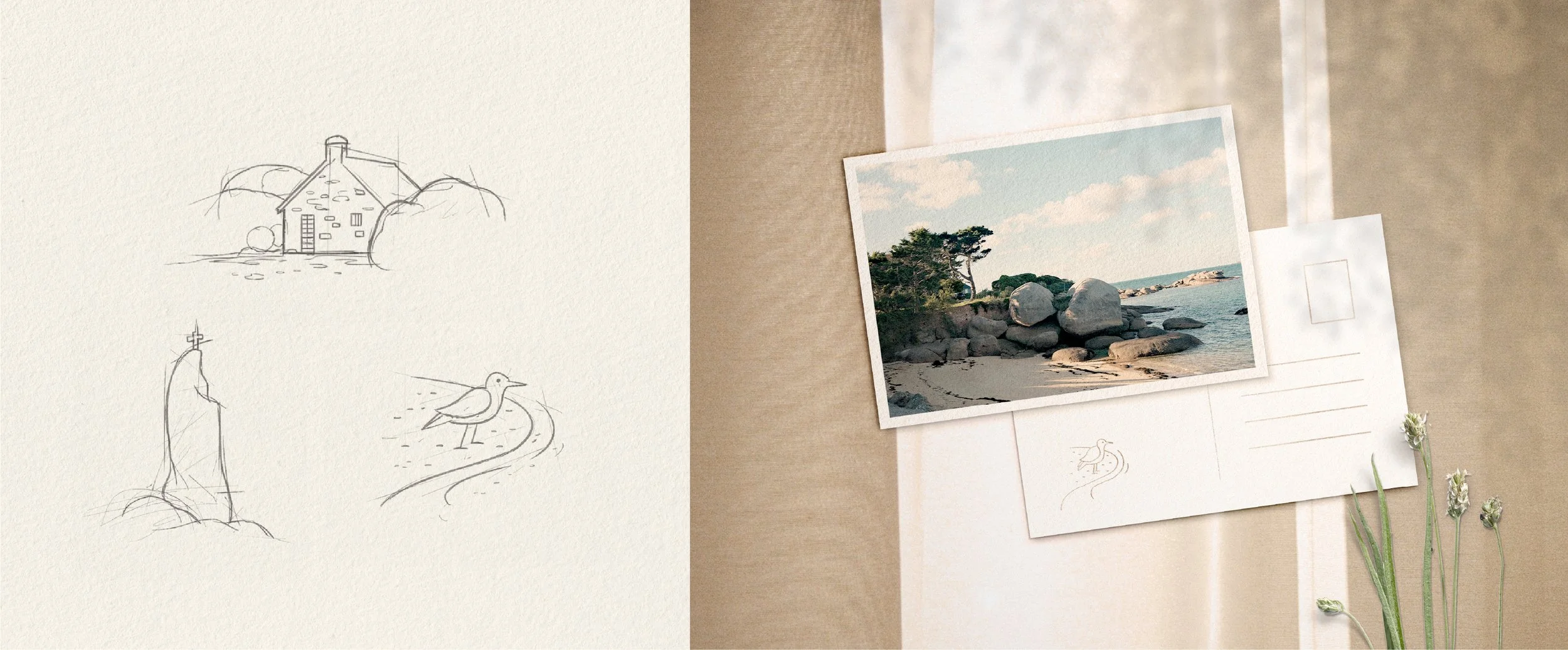 Une photo de paysage côtier avec des rochers, des arbres et la mer, accompagnée d'autres petits croquis de maison, de roche, et de poulet. Sur le côté droit, une carte postale avec le même paysage est attachée à un fond en papier marron clair.