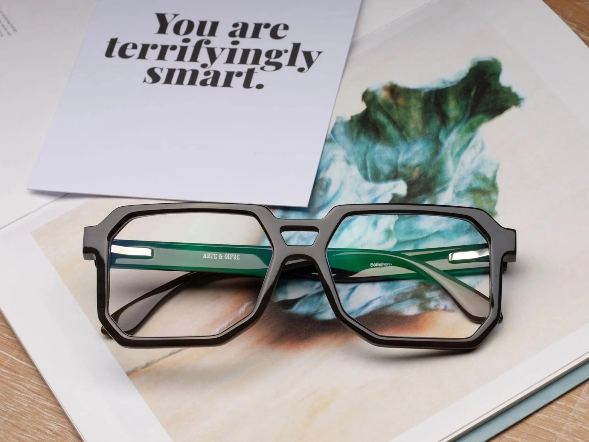 Designerbrille von Arte & Gifre im Brillenhaus Aarau fotografiert auf einem Editorial-Magazin.