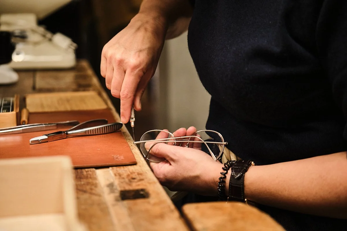 Handarbeit bei einer Brillenreparatur in der Werkstatt vom Brillenhaus Aarau.