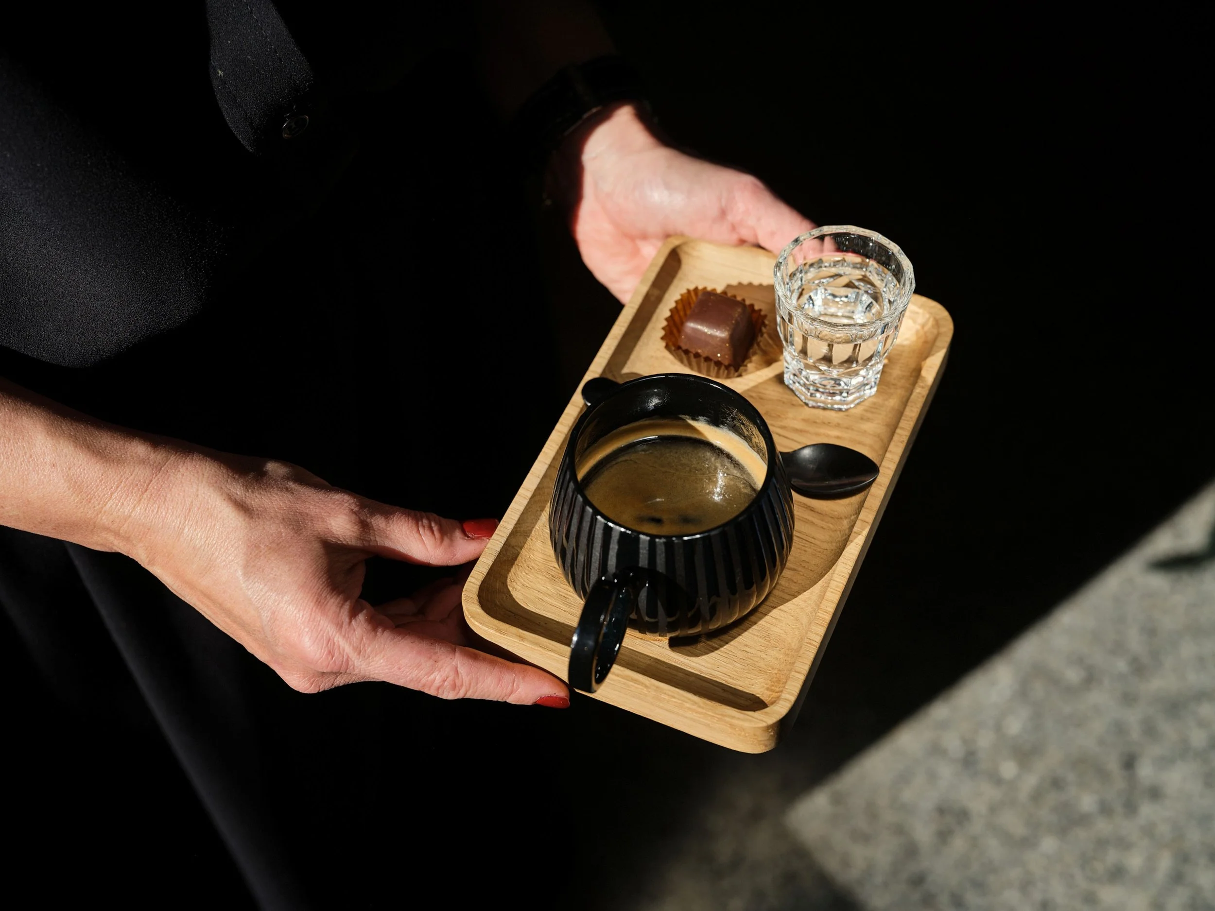 Persönlicher Service mit Kaffee im Brillenhaus Aarau.