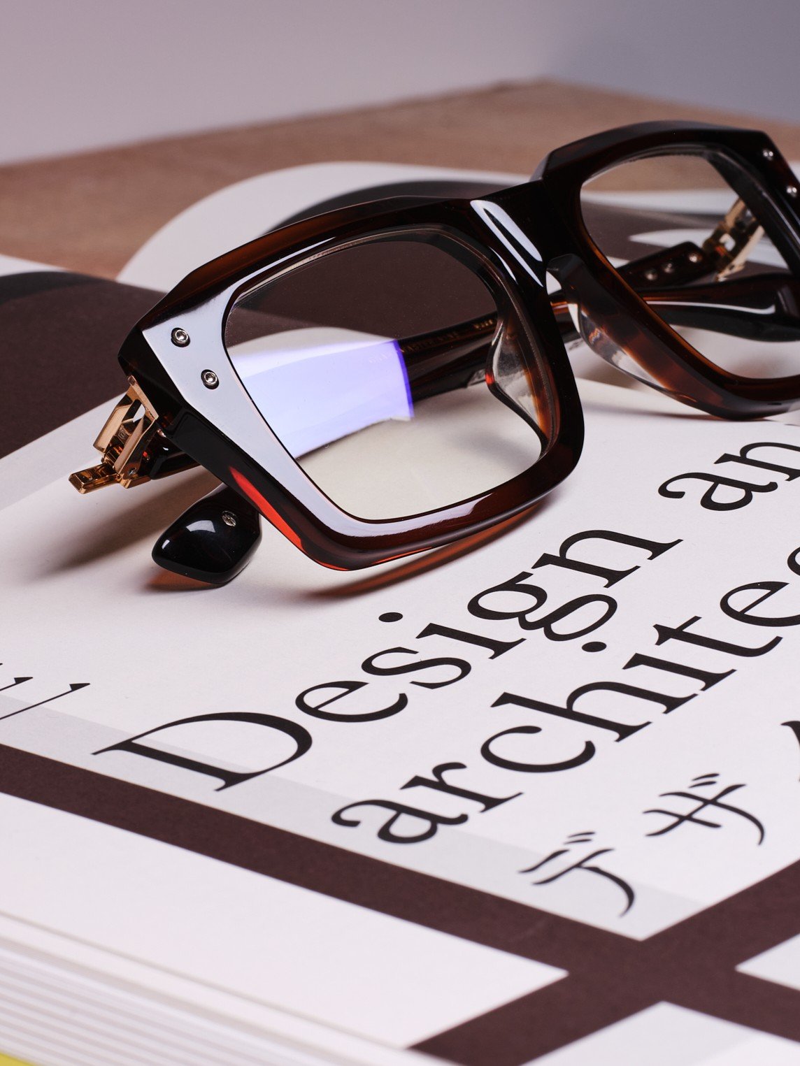 Markante Designerbrille im Brillenhaus Aarau mit architektonischer Formensprache und hochwertigen Materialien.