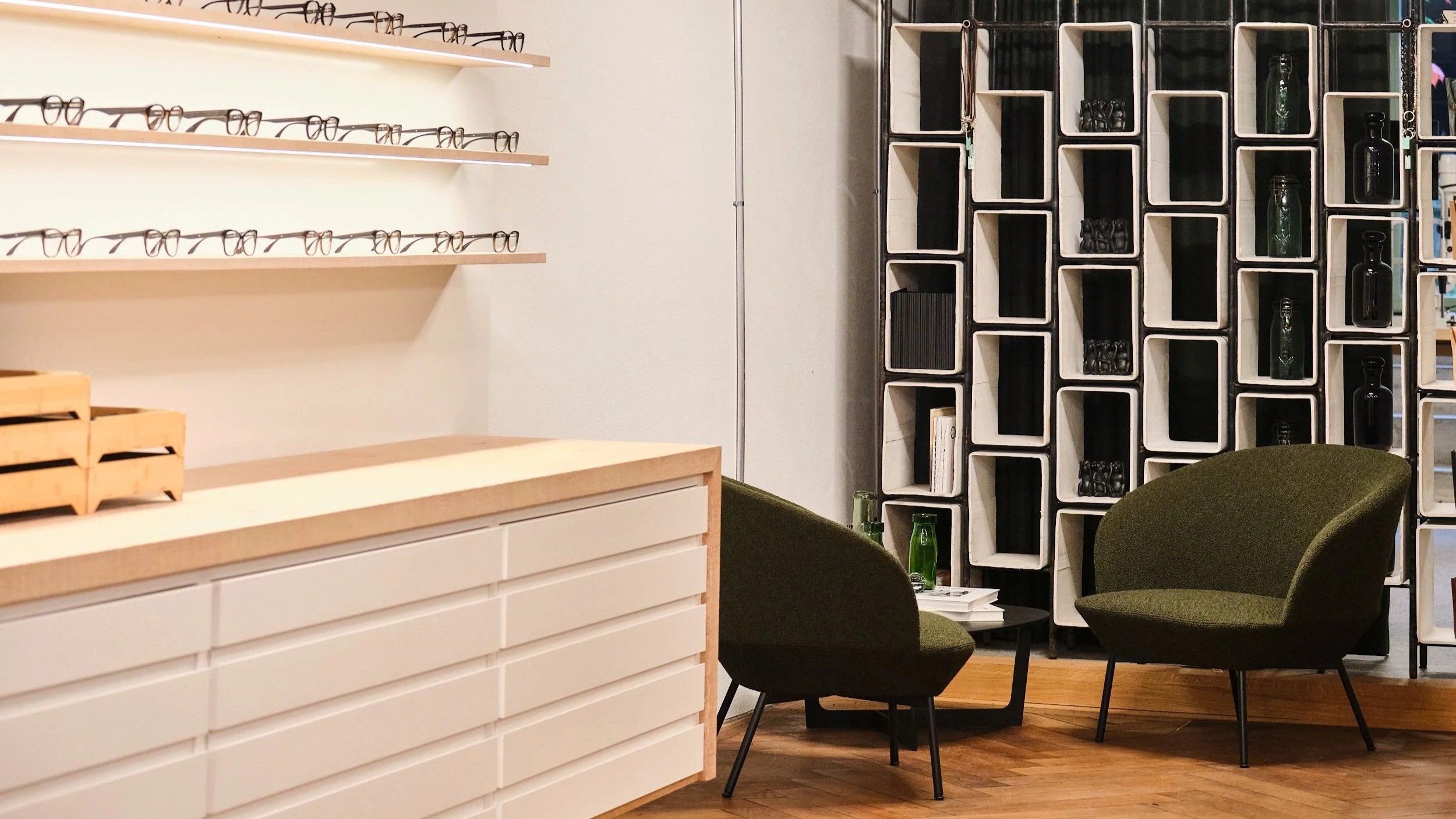 Ruhige Beratungsecke im Brillenhaus Aarau für persönliche Gespräche und individuelle Betreuung.