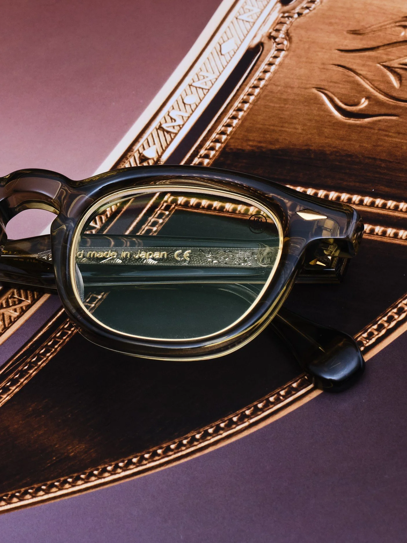 Detailaufnahme einer japanischen Designerbrille mit feinen Gravuren und hochwertiger Verarbeitung im Brillenhaus Aarau.