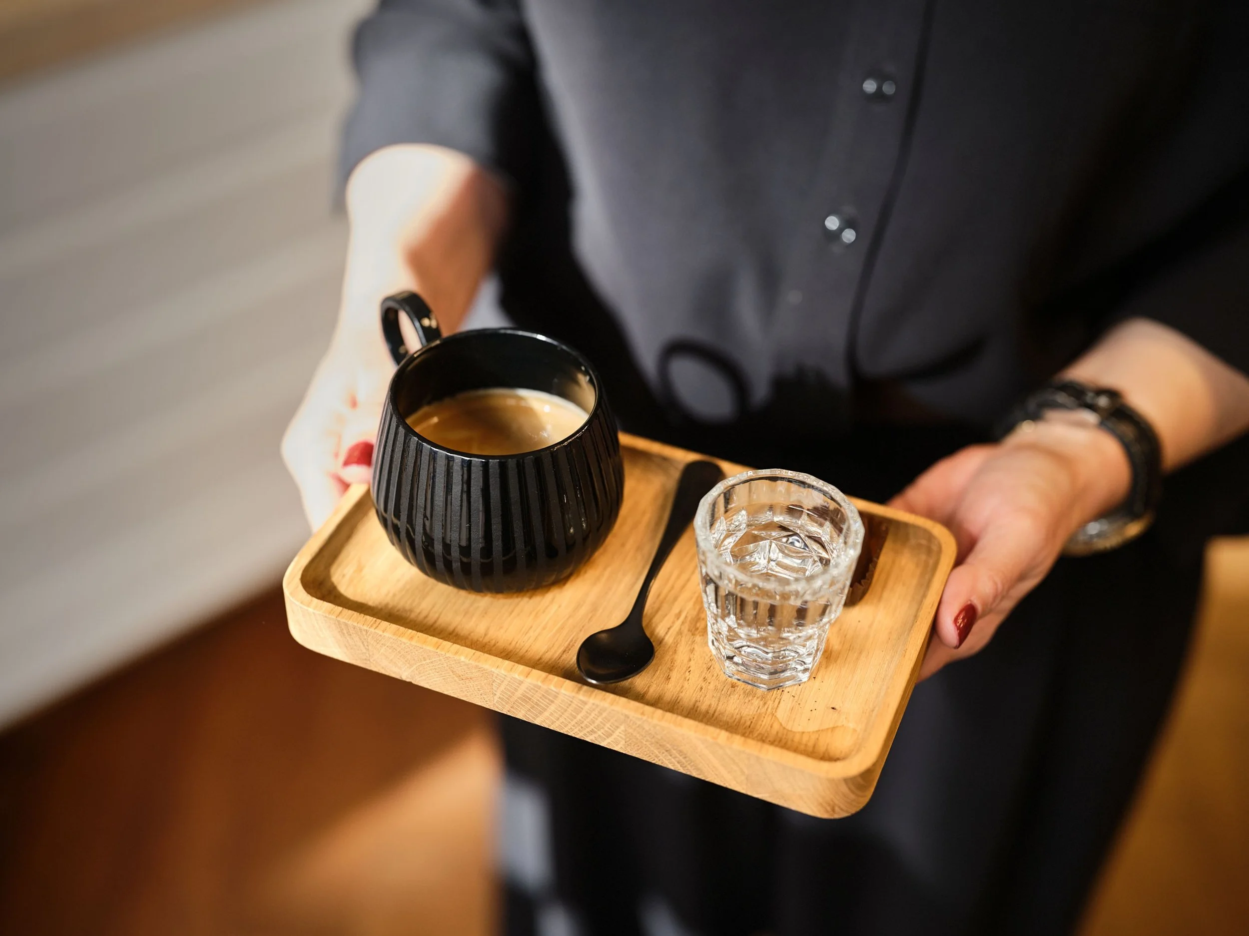 Kaffee und persönliche Gastfreundschaft im Brillenhaus Aarau während einer Beratung.