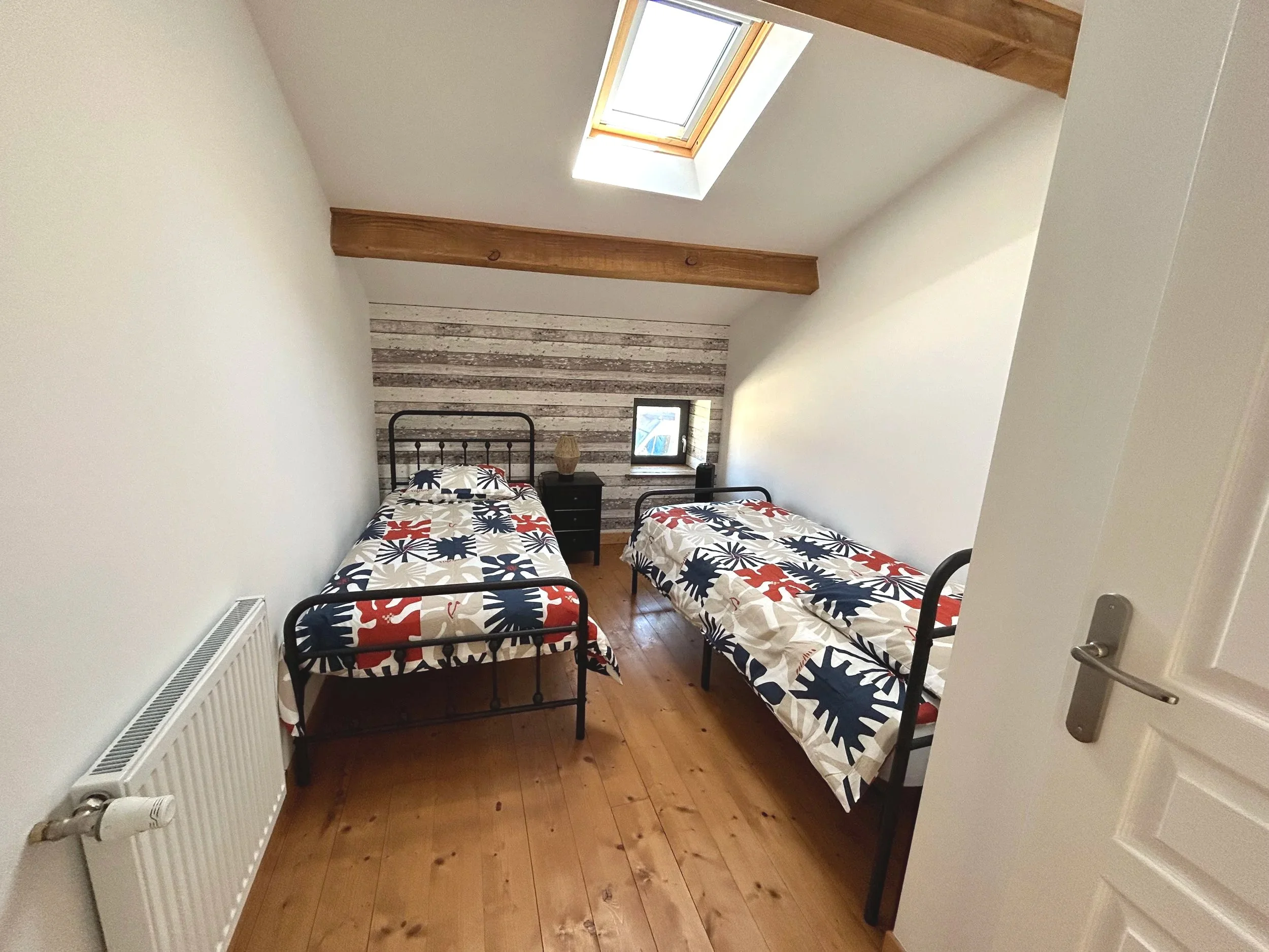 Bedroom+one+twin+beds+and+bedside+cabinet.jpg