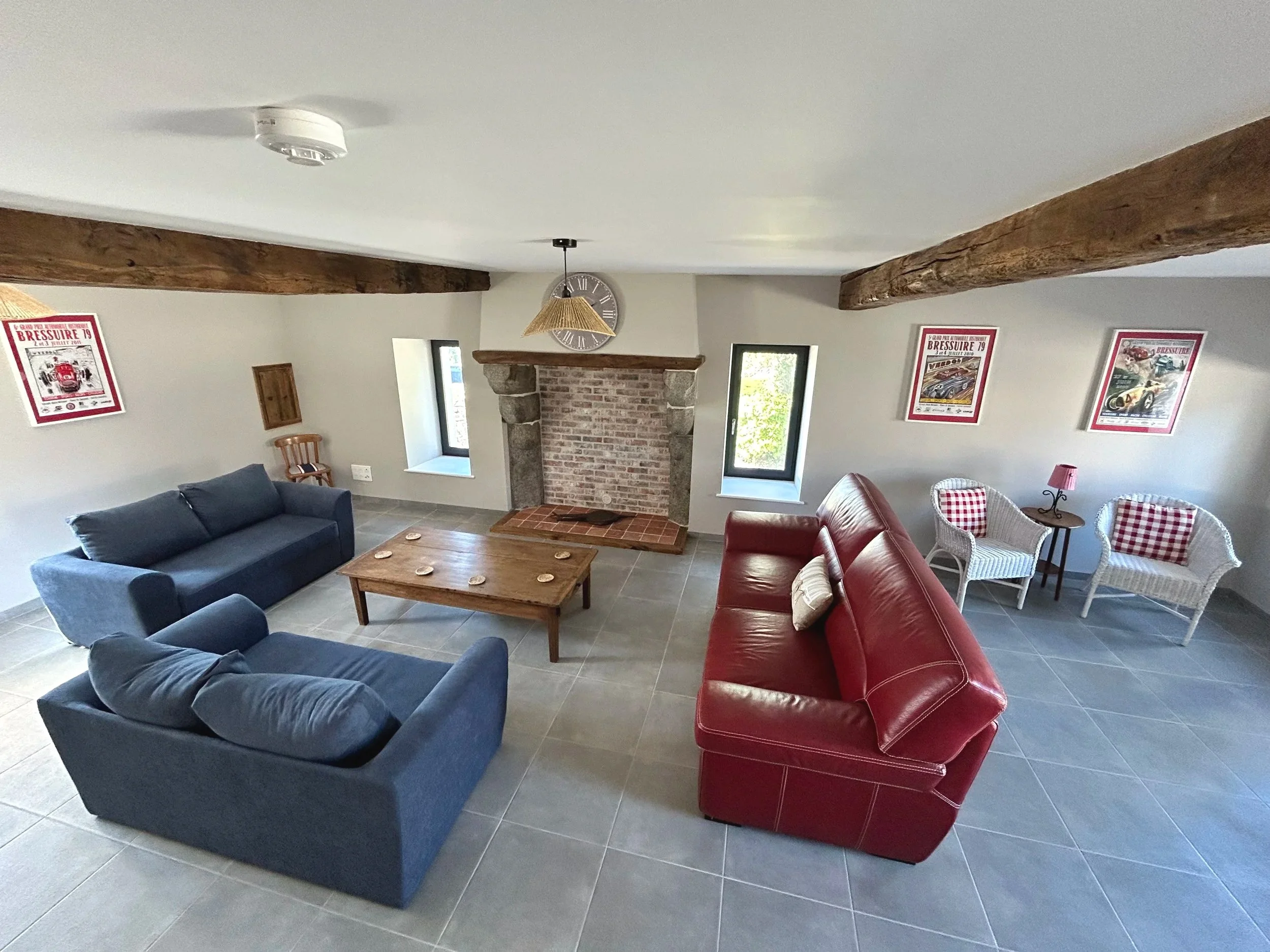 Lounge+taken+from+stairs+looking+at+fireplace.jpg