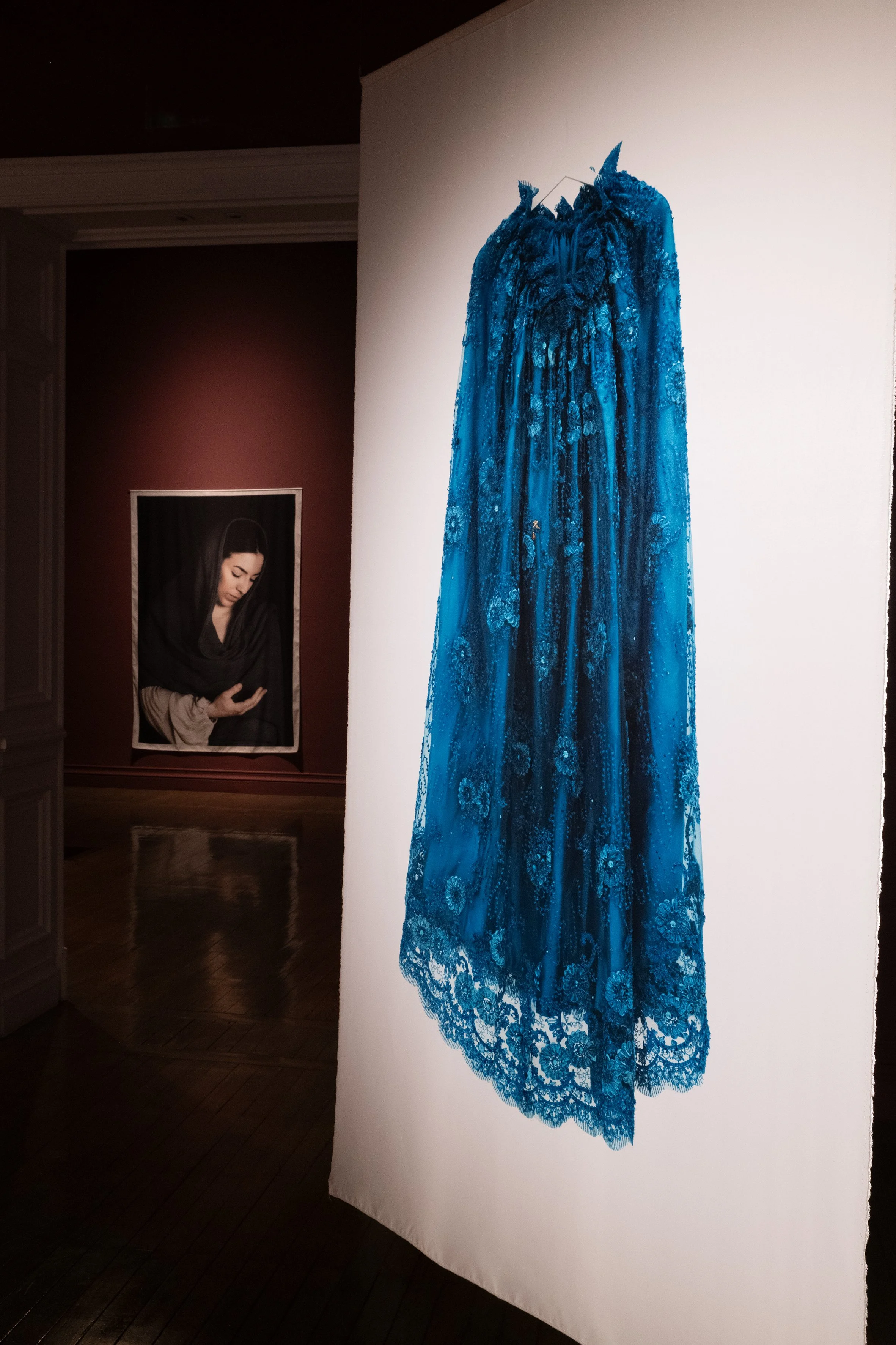 Robe bleue en dentelle exposée dans une galerie d'art