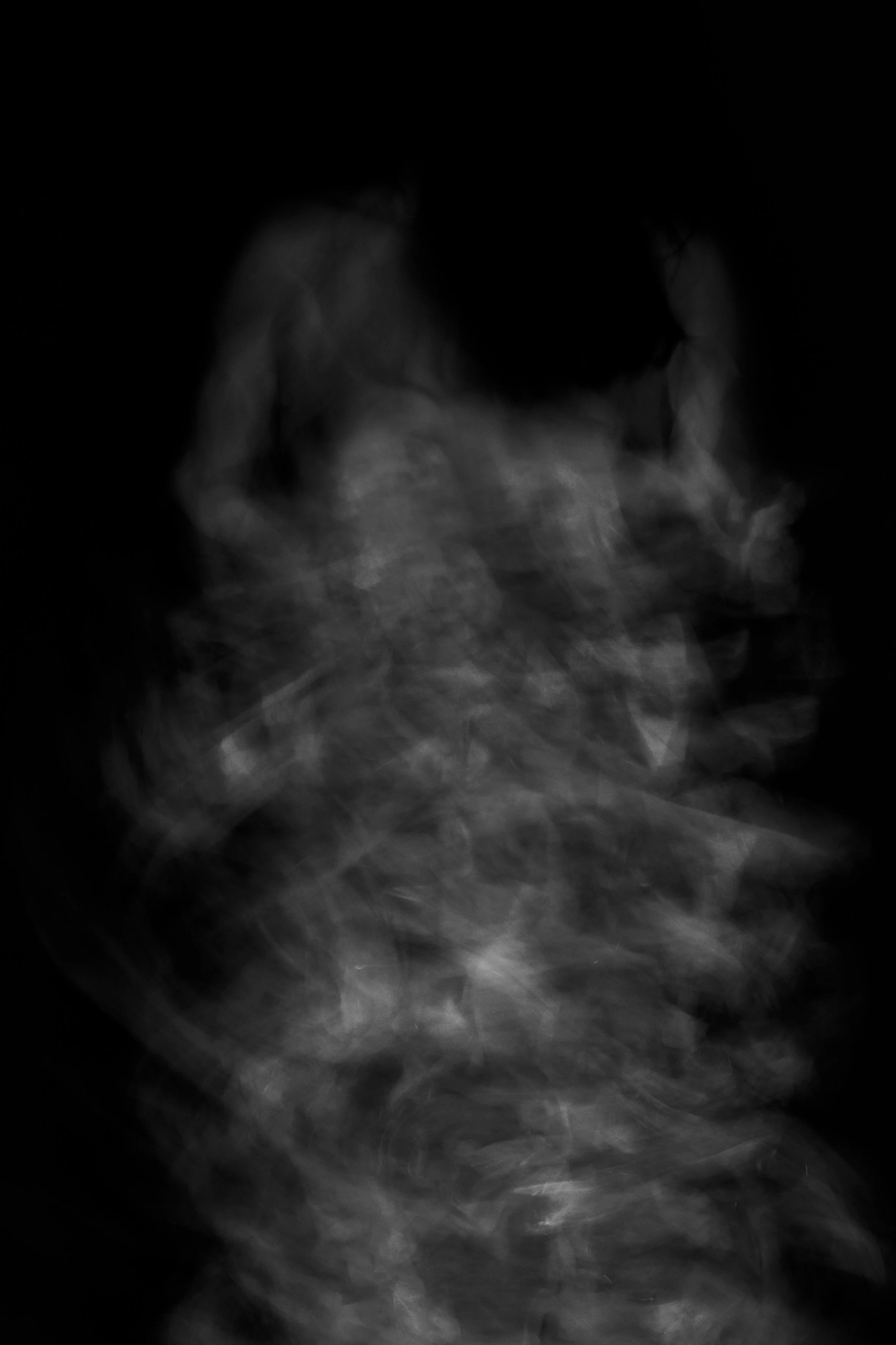 Une silhouette humaine floue et éthérée dans l'obscurité, avec des formes indistinctes et mouvementées.