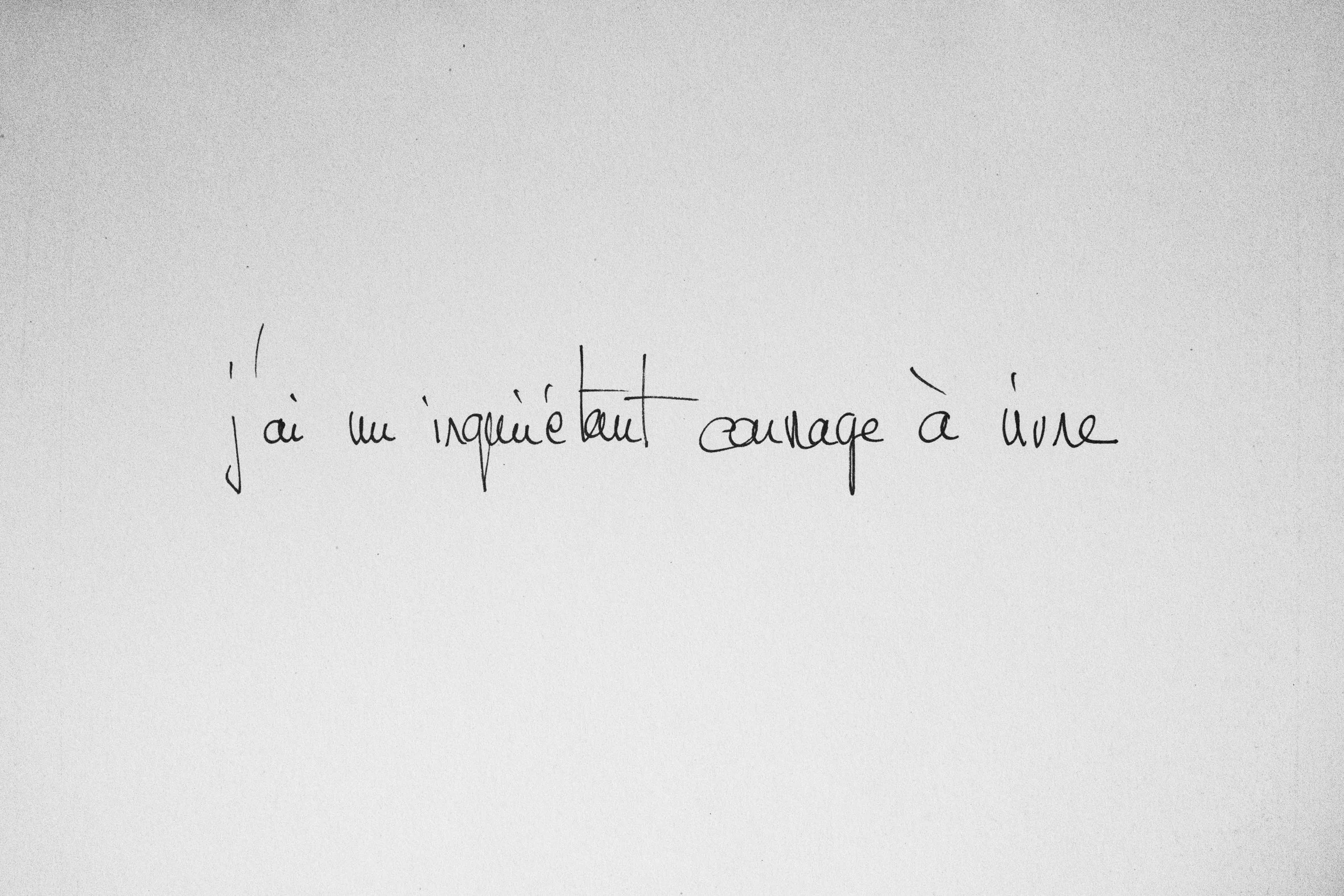 Une note manuscrite avec la phrase "j'ai un inquietant carnage à vivre".
