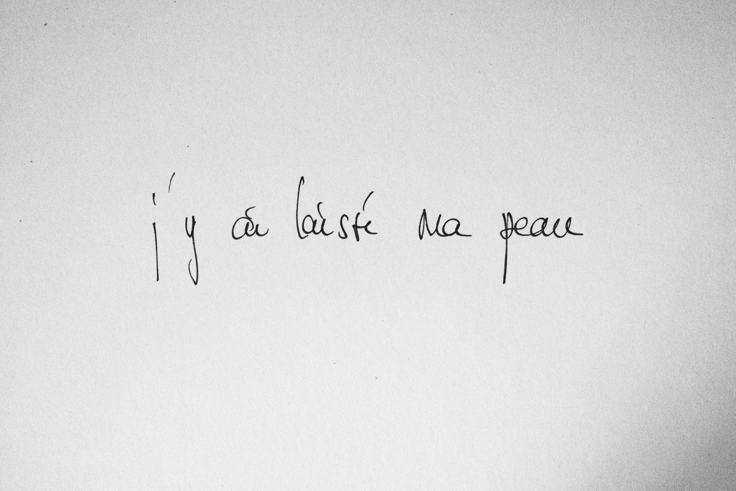 Une feuille blanche avec une écriture manuscrite en français qui dit "j'ai ou lâché ma peur".
