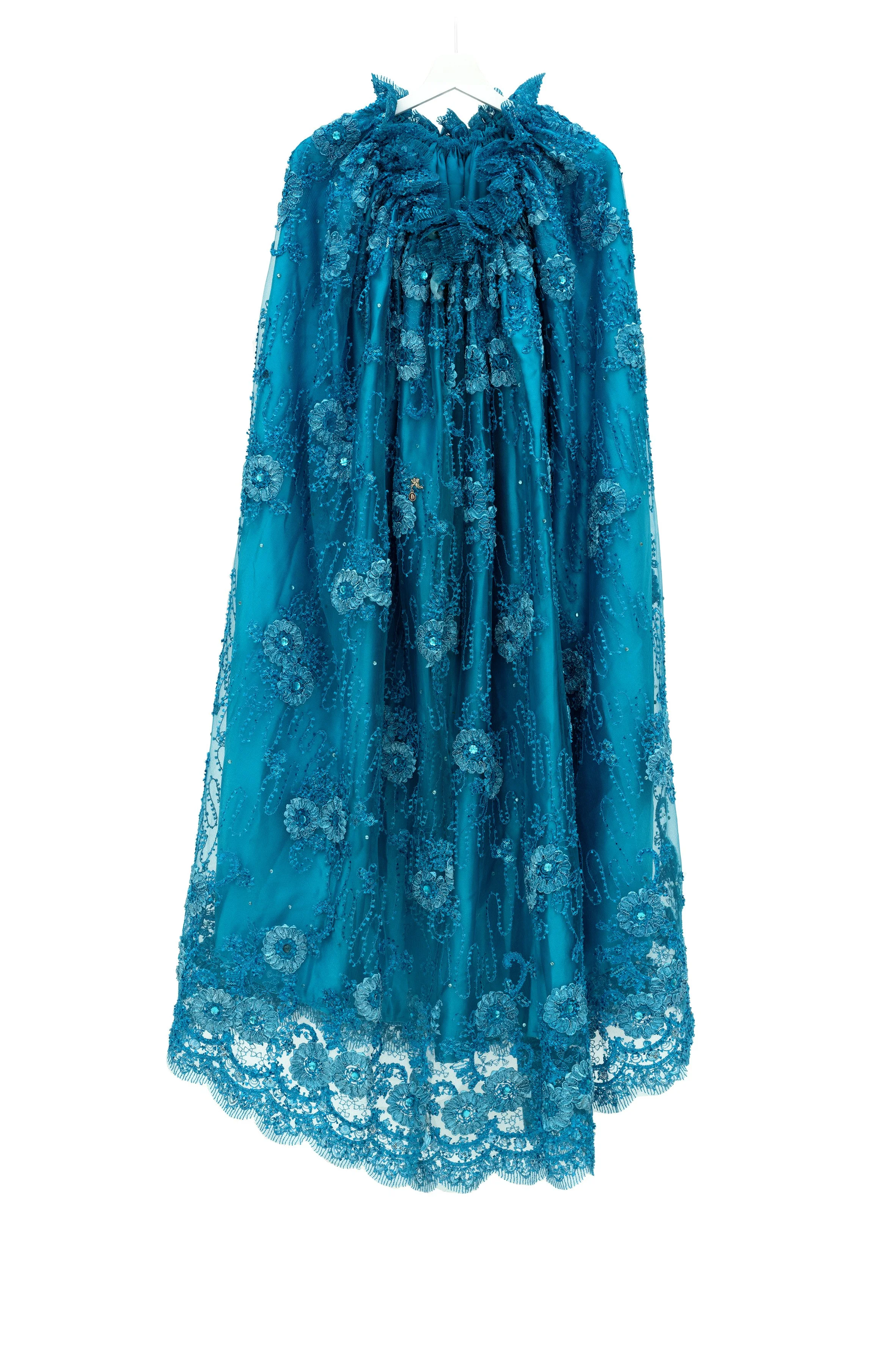 Cape bleue mémoire, 2025, Les Saintes Maries de la Mer , Impression sur soie 110 cm x 200 cm, atelier Chic