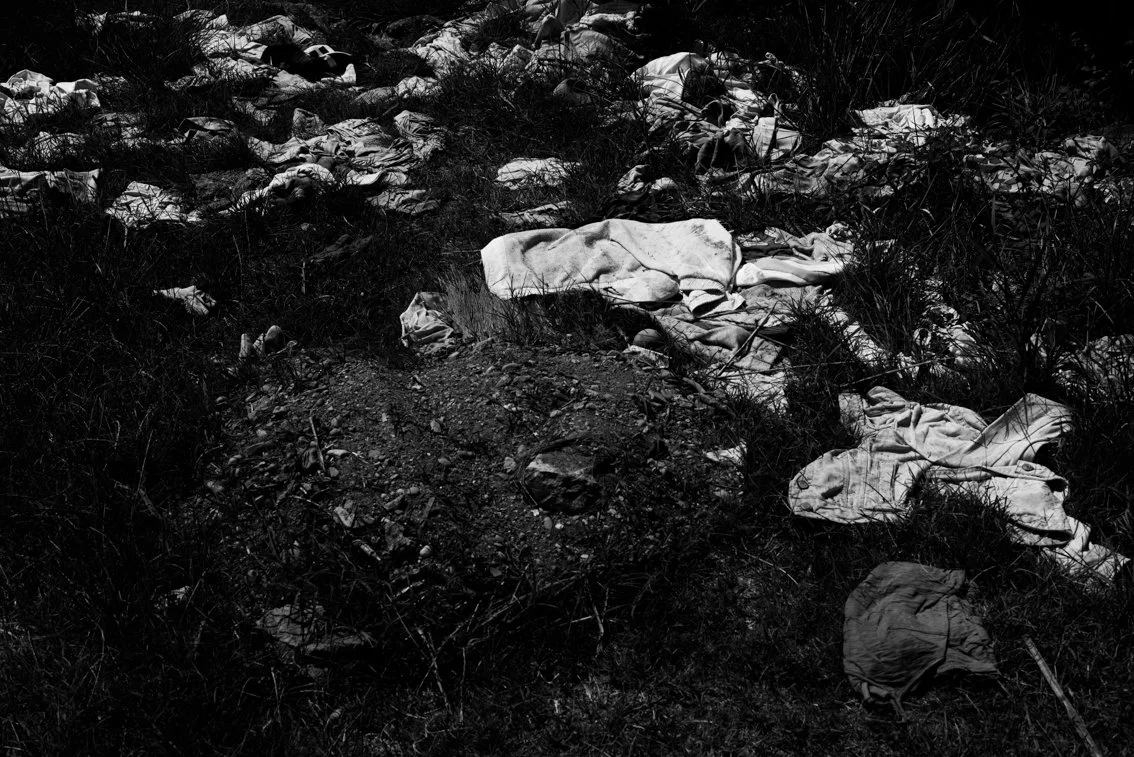 Débris et vêtements abandonnés dans une nature sauvage