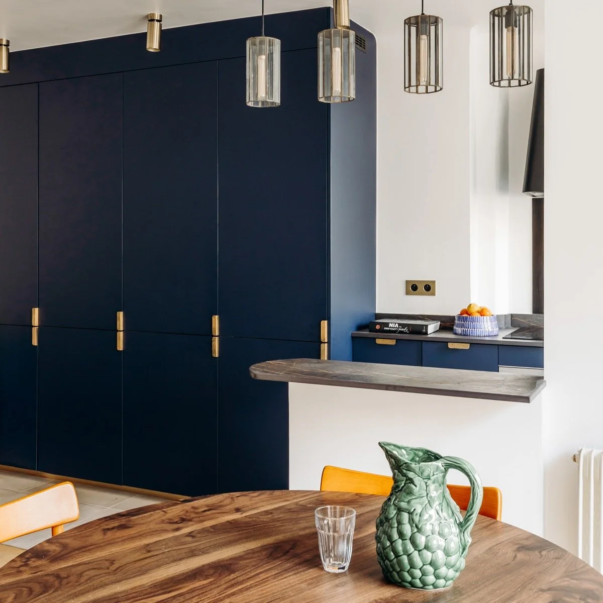 ✤ Place d&rsquo;Italie, Paris 13e
R&eacute;novation compl&egrave;te d&rsquo;un appartement

Vue depuis la salle &agrave; manger, la cuisine affirme sa ligne : rangements g&eacute;n&eacute;reux, et une couleur profonde qui structure l&rsquo;espace et 