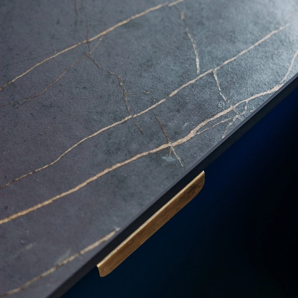 ✤ Place d&rsquo;Italie, Paris 13e
R&eacute;novation compl&egrave;te d&rsquo;un appartement

Un plan de travail au parti pris affirm&eacute; : veines graphiques, profondeur mate, et une pr&eacute;sence masculine qui ancre le projet. 

@dektonbycosenti