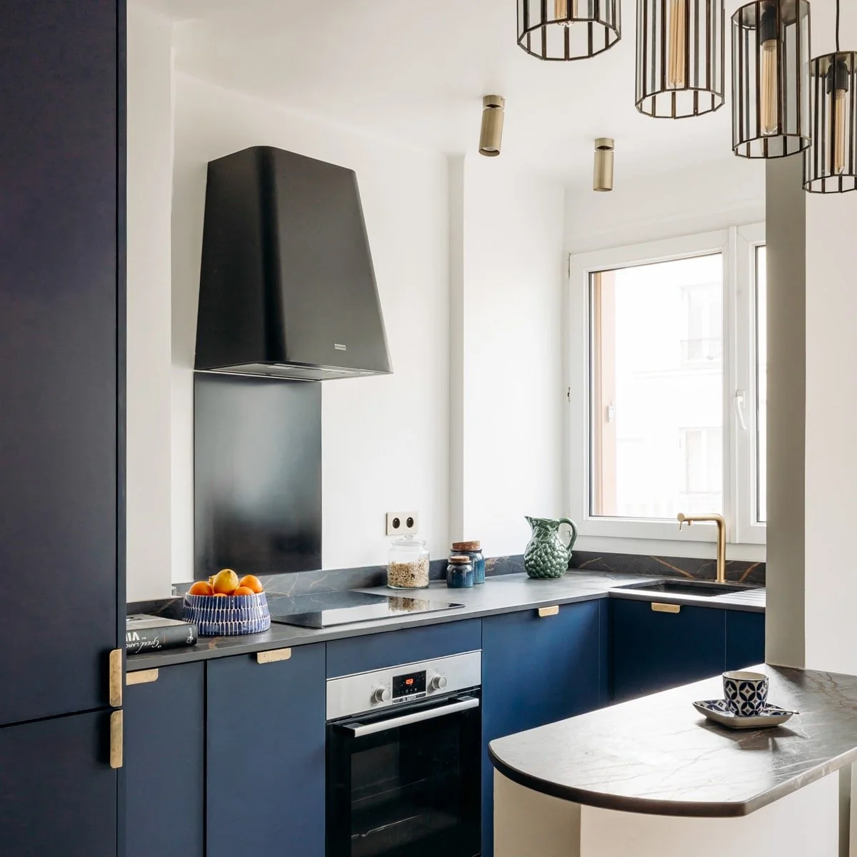 ✤ Place d&rsquo;Italie Paris 13e
R&eacute;novation compl&egrave;te d&rsquo;un appartement

La cuisine
Une cuisine ouverte aux lignes masculines : circulation fluide, esprit bar, cap sur la convivialit&eacute;.

Cuisine avec @mesure_paris_ 
C&eacute;r