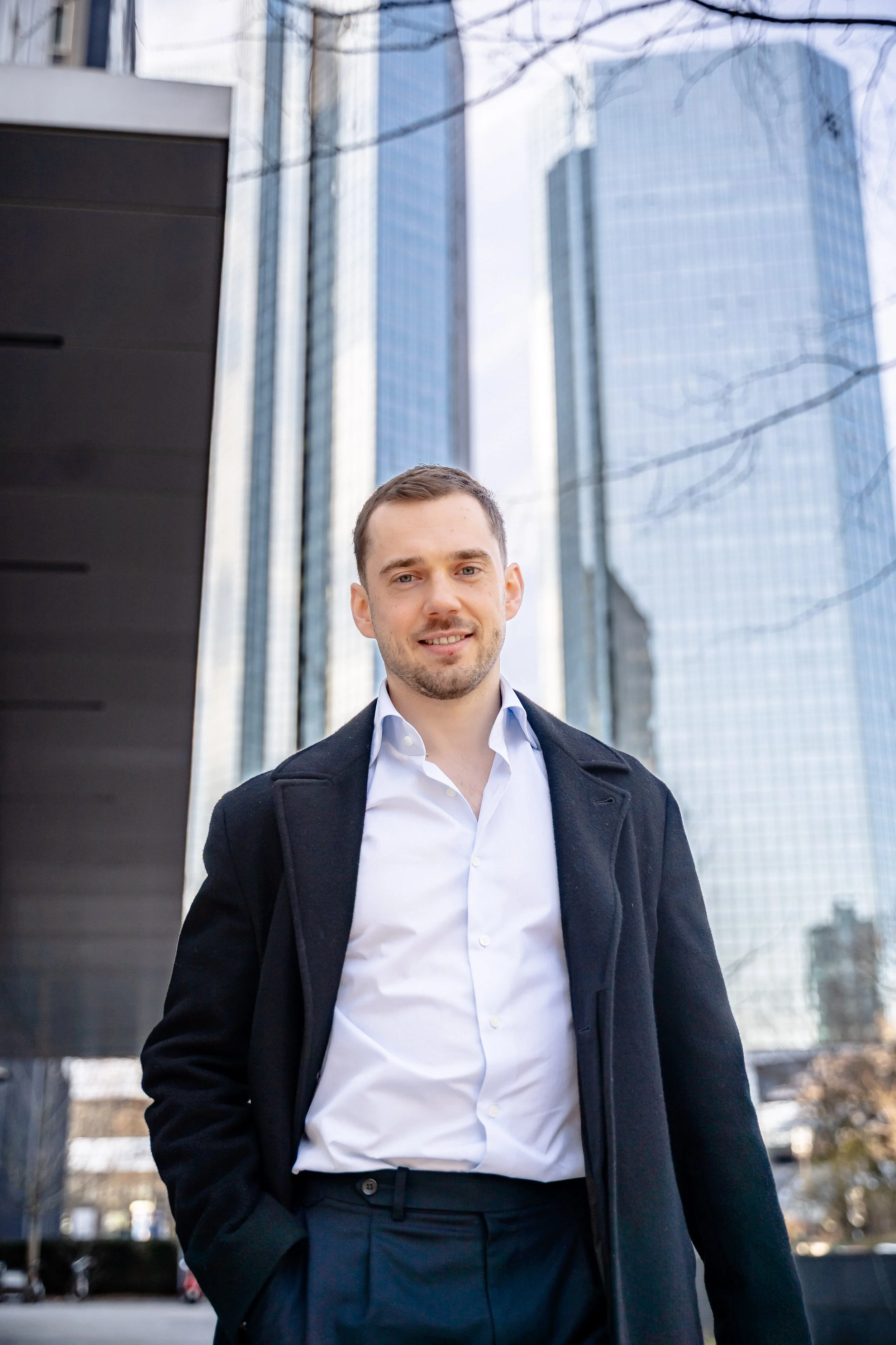 Professionelles Personal Branding Porträt für Experten an modernen Locations.-7.jpg