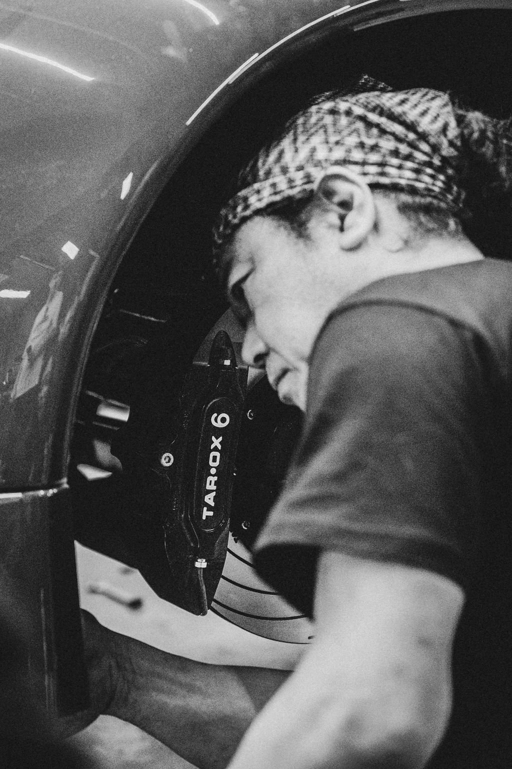 Akira Nakai working on the RWB build.