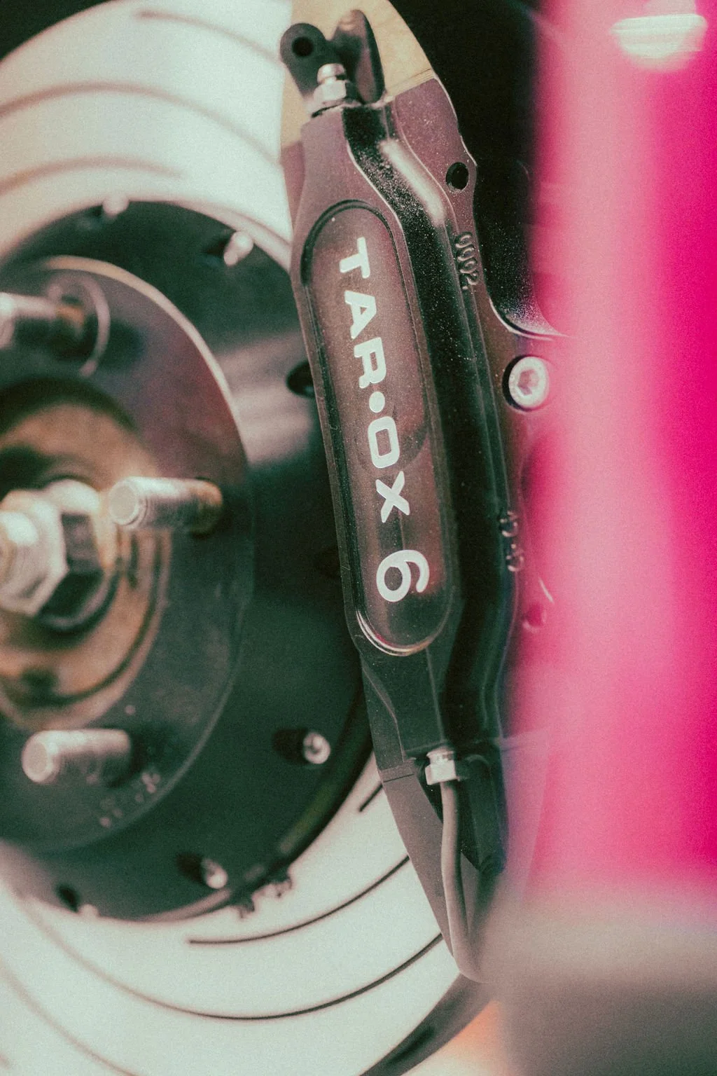 Close-up of brake calliper eith the label "TAROX 6".