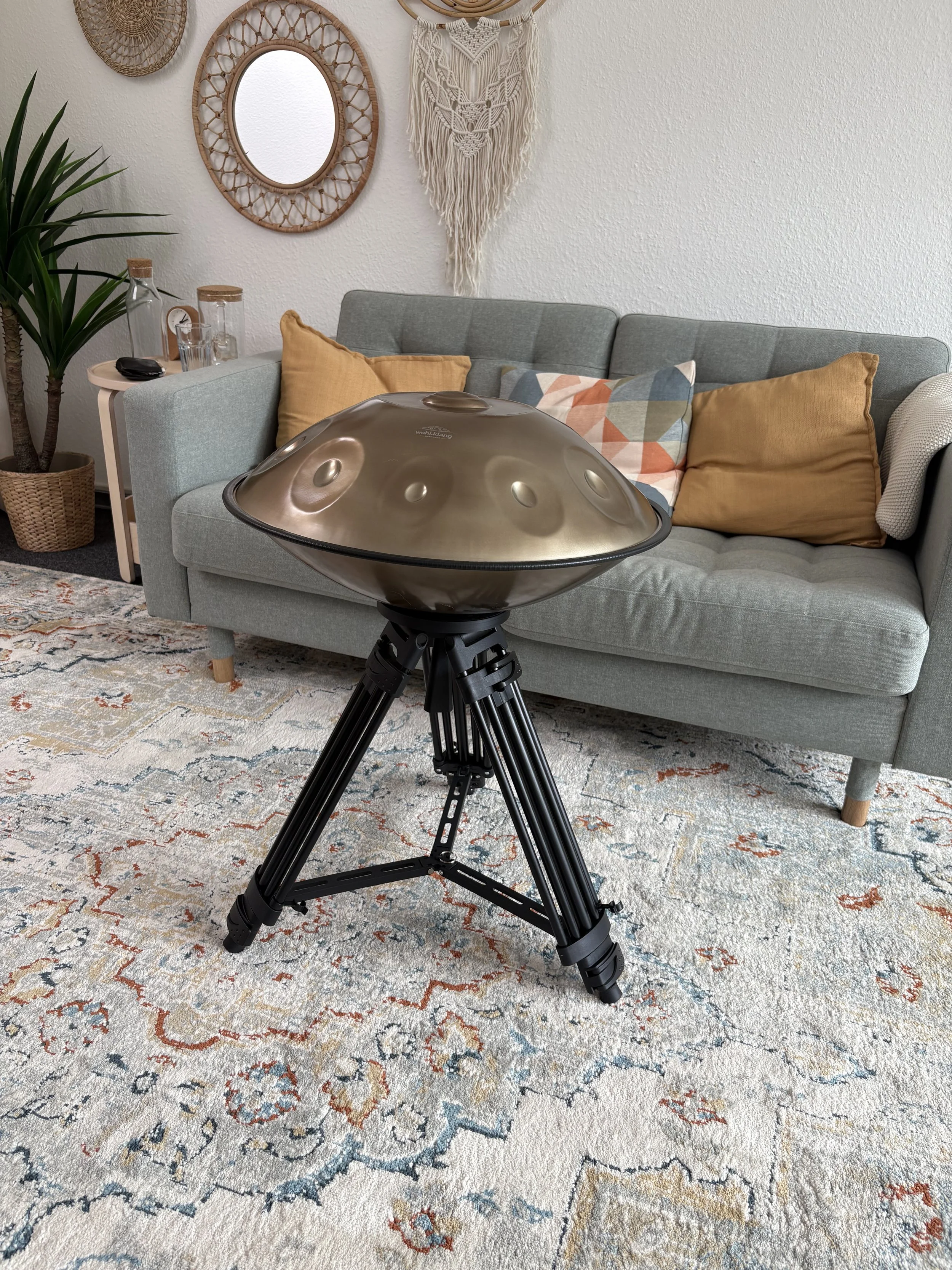 Opsilon Handpan Care Apex Stand Handpanständer, höhenverstellbares Handpanspielen mit Bottom Notes im Sitzen und Stehen. Hochwertiges Handpan Zubehör erhältlich im Wohlklang Showroom Hannover