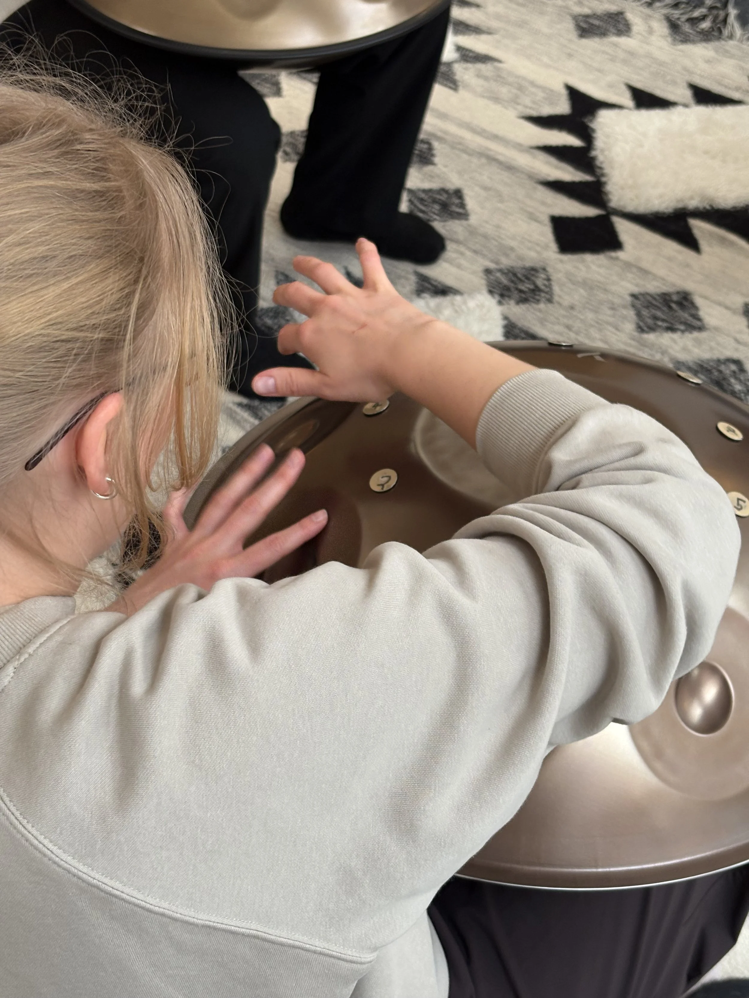 Handpan kennenlernen in Hannover: Finde in unserer Schnupperstunde heraus, ob du an unserem Handpan Unterricht teilnehmen möchtest, erlerne einfache Techniken zum freien Spielen und erhalte unverbindliche Beratung!
