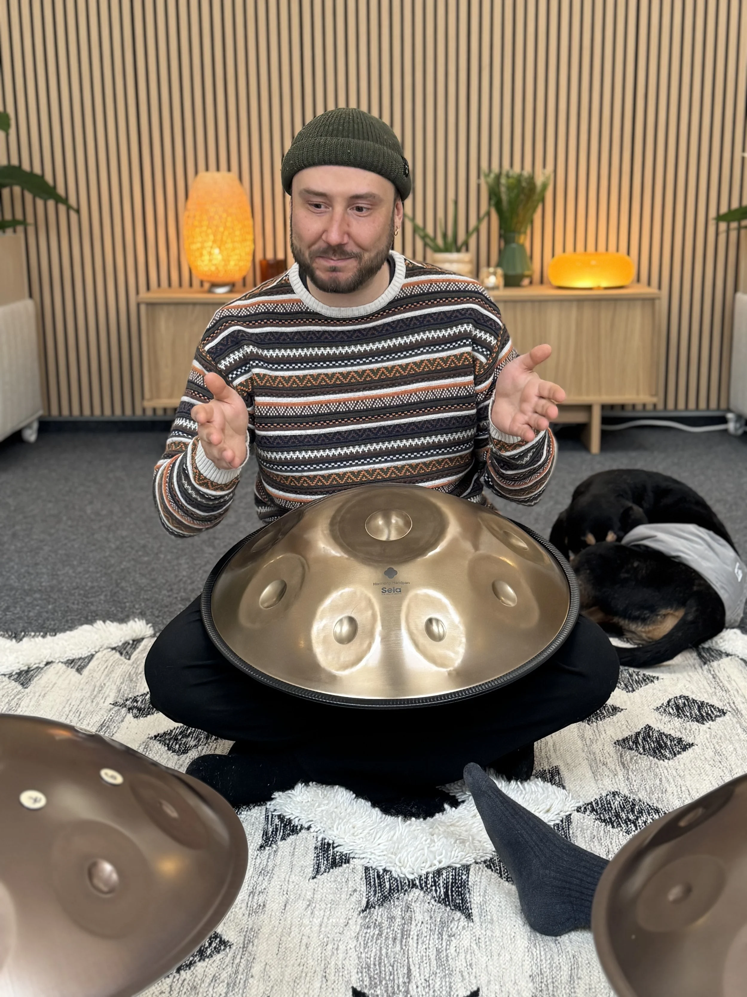 Handpan Workshops, Handpan Unterricht und Handpan Verkauf in gemütlicher Atmosphäre im wohl.klang Handpan Studio Hannover
